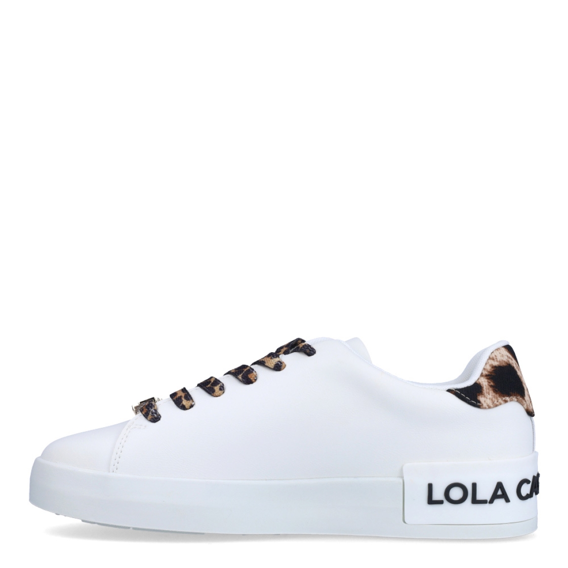 Deportivas de la marca Lola Casademunt, modelo RAYZA. Exterior en piel color blanco con efecto troquelado y detalle en animal print en tobillo. Interior en piel color blanco. Cierre de las deportivas Lola Casademunt con cordones animal print. Suela de goma con plataforma de 3cm de altura. Estas deportivas Lola Casademunt RAYZA son el complemento que necesitas para resaltar tus looks!