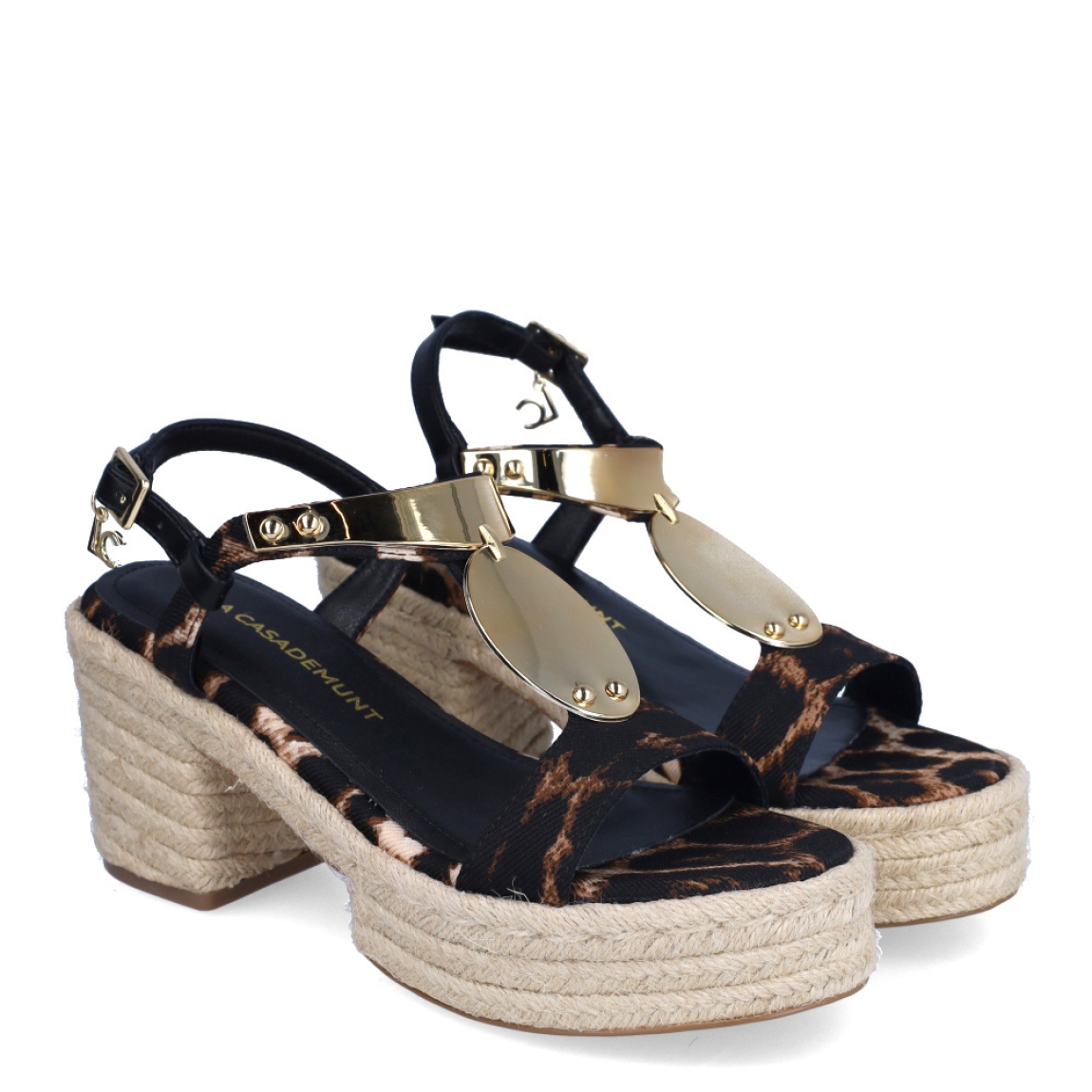 Sandalias de la marca Lola Casademunt, modelo OLENKA. Exterior en textil con estampado animal print de leopardo, y detalles en dorado en la pala. Interior en piel color negro. Cierre con hebilla en tobillo. Sandalias Lola Casademunt con tacón de 7cm de altura elaborado de rafia trenzada. Estas sandalias Lola Casademunt OLENKA son un complemento ideal para lucir tus looks con estilo y comodidad. No puede faltar en tu armario!