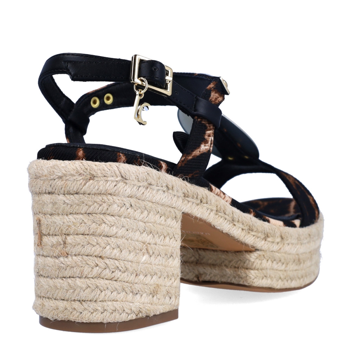 Sandalias de la marca Lola Casademunt, modelo OLENKA. Exterior en textil con estampado animal print de leopardo, y detalles en dorado en la pala. Interior en piel color negro. Cierre con hebilla en tobillo. Sandalias Lola Casademunt con tacón de 7cm de altura elaborado de rafia trenzada. Estas sandalias Lola Casademunt OLENKA son un complemento ideal para lucir tus looks con estilo y comodidad. No puede faltar en tu armario!