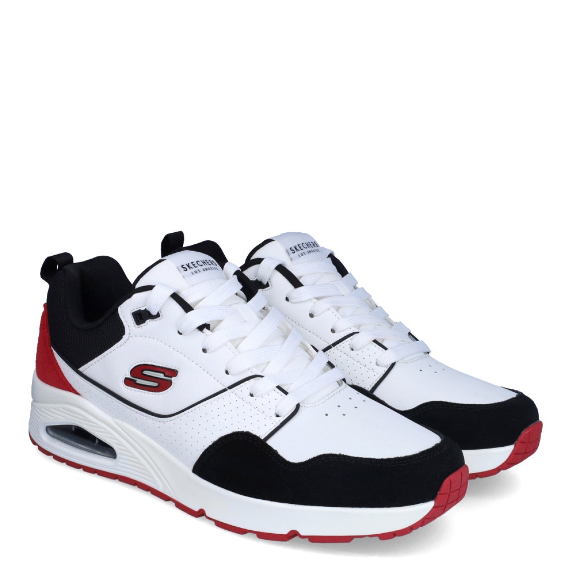Deportiva de la marca Skechers, modelo 183. Exterior de la deportiva piel troquelada color blanco, con detalla en negro y rojo.. Detalle logotipo lateral en piel de color rojo. Interior de la deportiva de textil de color negro. Cierre de la deportiva con cordones blancos. Deportiva con suela de goma de 2 cm de cuña. Deportiva con plantilla acolchada. La deportiva 183 de Skechers es una deportiva clásica y cómoda, perfecta para el día a día.