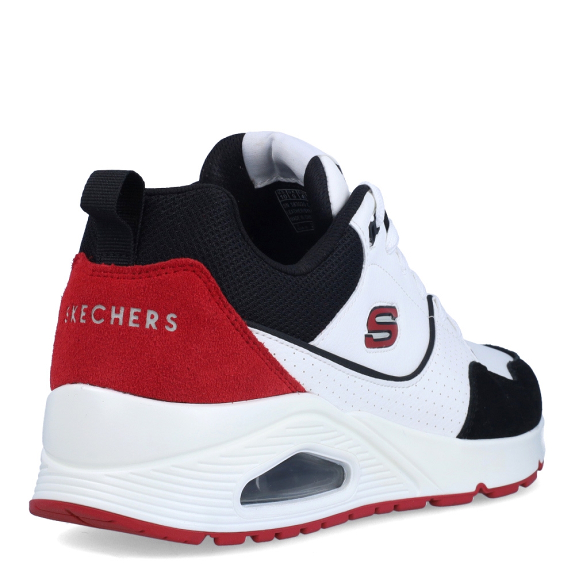 Deportiva de la marca Skechers, modelo 183. Exterior de la deportiva piel troquelada color blanco, con detalla en negro y rojo.. Detalle logotipo lateral en piel de color rojo. Interior de la deportiva de textil de color negro. Cierre de la deportiva con cordones blancos. Deportiva con suela de goma de 2 cm de cuña. Deportiva con plantilla acolchada. La deportiva 183 de Skechers es una deportiva clásica y cómoda, perfecta para el día a día.