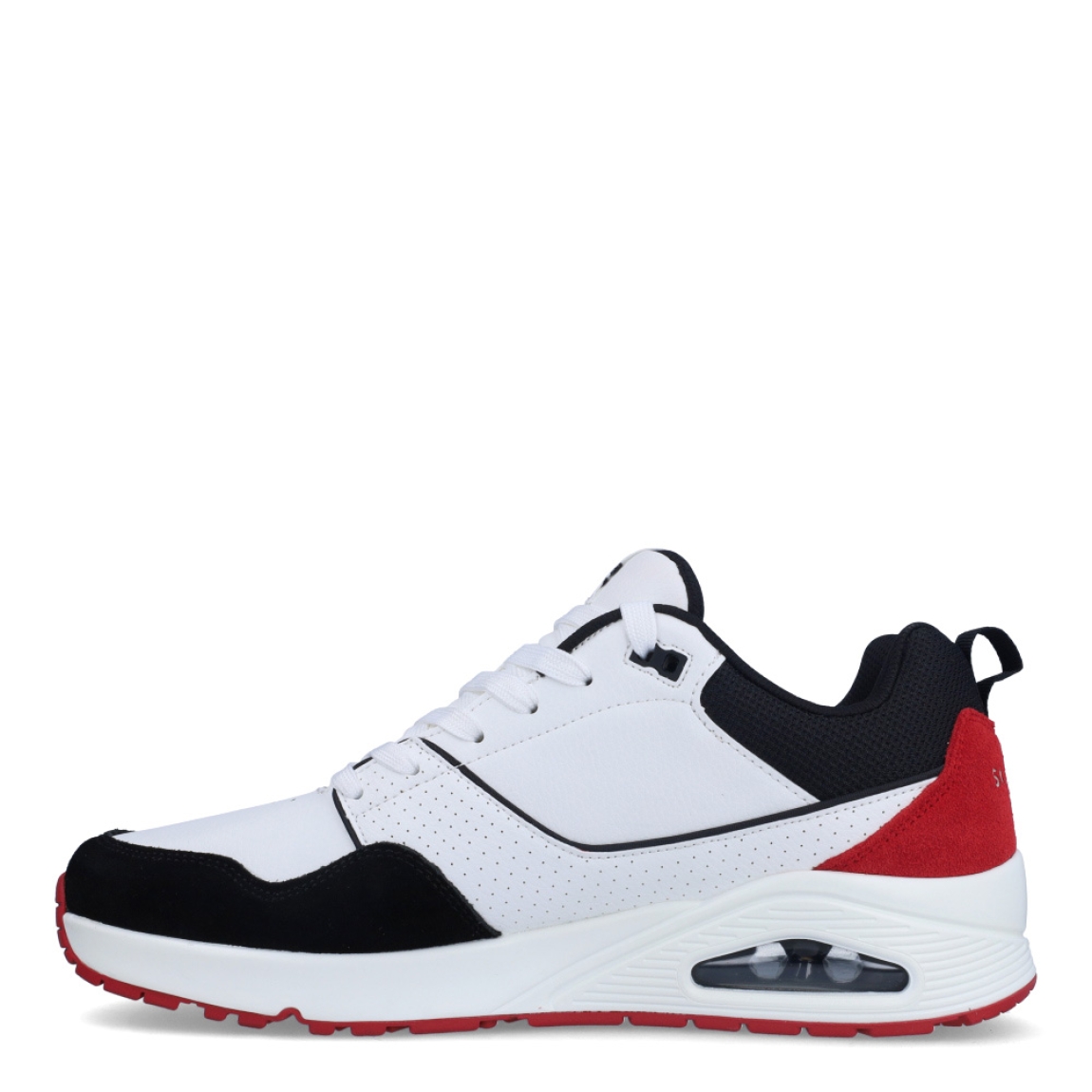 Deportiva de la marca Skechers, modelo 183. Exterior de la deportiva piel troquelada color blanco, con detalla en negro y rojo.. Detalle logotipo lateral en piel de color rojo. Interior de la deportiva de textil de color negro. Cierre de la deportiva con cordones blancos. Deportiva con suela de goma de 2 cm de cuña. Deportiva con plantilla acolchada. La deportiva 183 de Skechers es una deportiva clásica y cómoda, perfecta para el día a día.