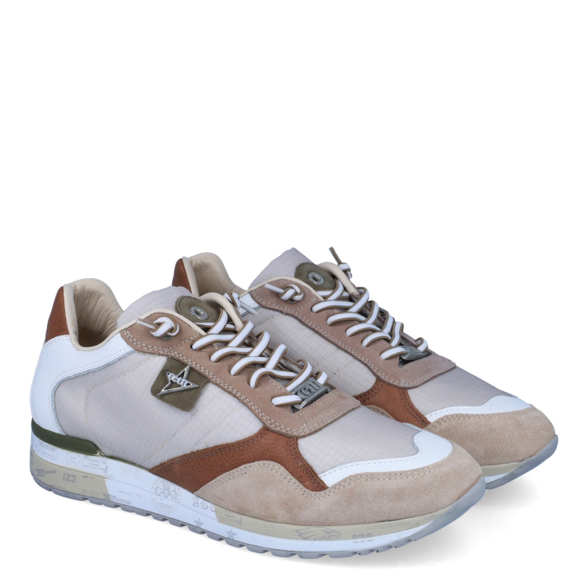 Deportivas de la marca Cetti, modelo 848 XL. Exterior de las deportivas en naylon color beig con detalle en ante color camel. Interior de las deportivas en piel color blanco con plantilla acolchada y extraíble. Cierre de las deportivas Cetti con cordones elásticos y cuña de 3cm. Estas deportivas Cetti 848 XL son unas clásicas de temporada, que te permitirán lucir looks con la máxima comodidad posible en tu día a día.