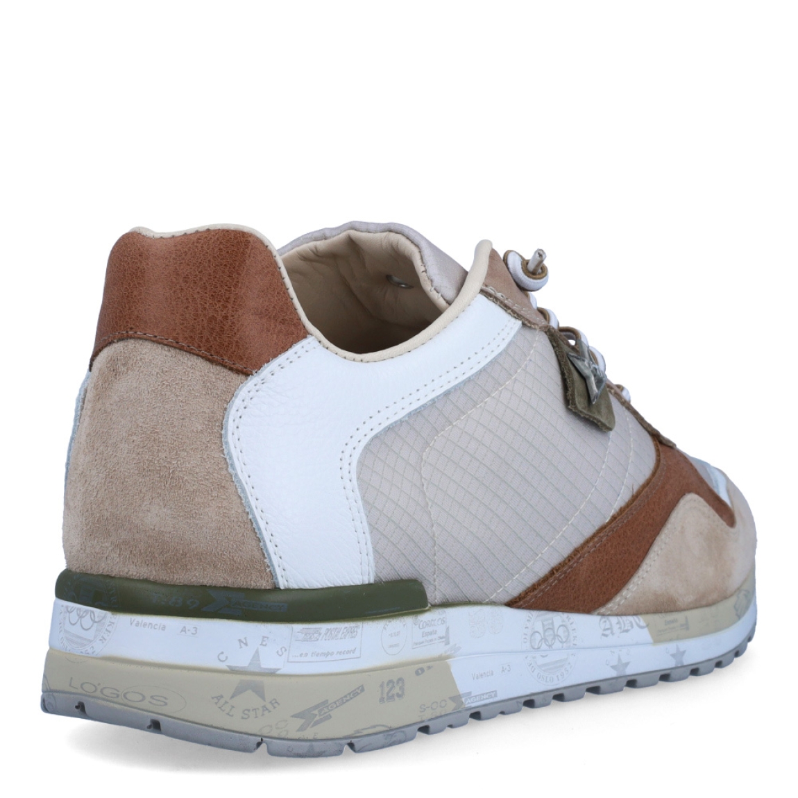 Deportivas de la marca Cetti, modelo 848 XL. Exterior de las deportivas en naylon color beig con detalle en ante color camel. Interior de las deportivas en piel color blanco con plantilla acolchada y extraíble. Cierre de las deportivas Cetti con cordones elásticos y cuña de 3cm. Estas deportivas Cetti 848 XL son unas clásicas de temporada, que te permitirán lucir looks con la máxima comodidad posible en tu día a día.