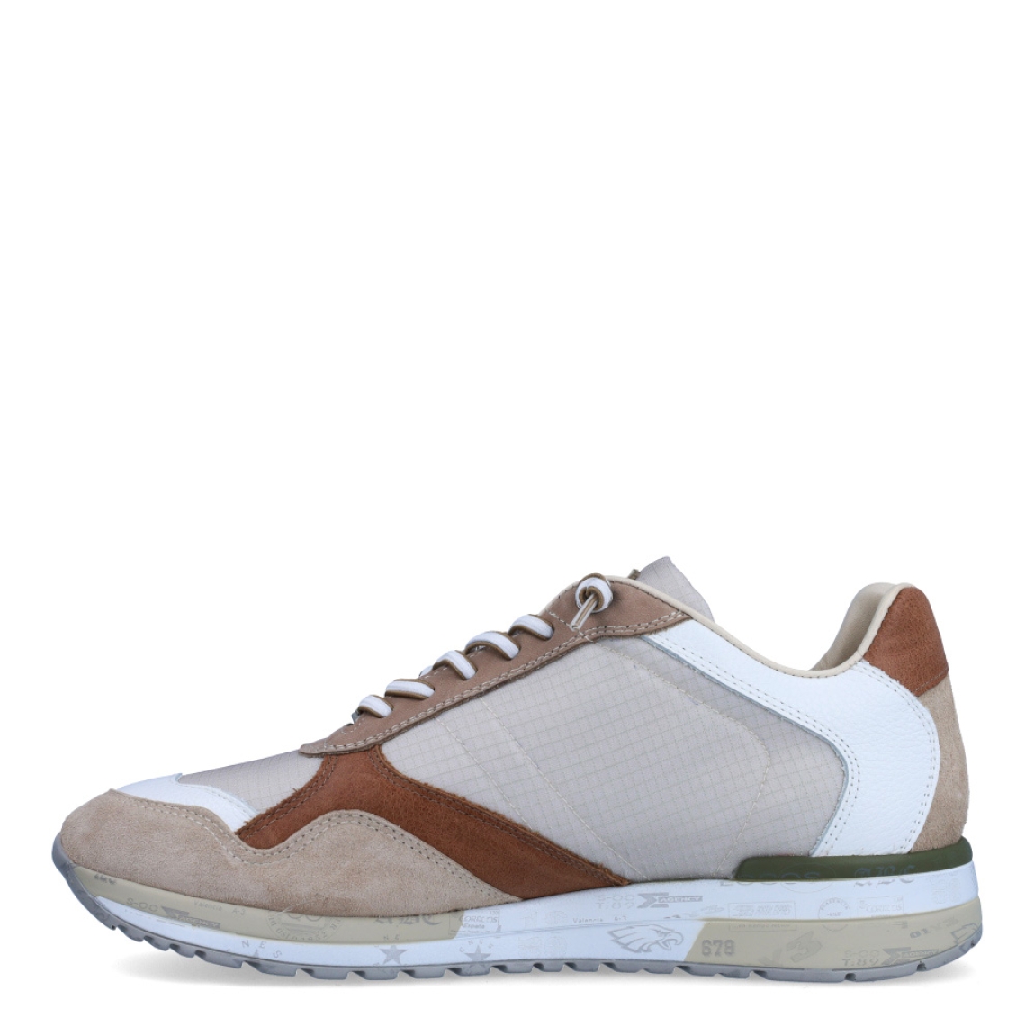 Deportivas de la marca Cetti, modelo 848 XL. Exterior de las deportivas en naylon color beig con detalle en ante color camel. Interior de las deportivas en piel color blanco con plantilla acolchada y extraíble. Cierre de las deportivas Cetti con cordones elásticos y cuña de 3cm. Estas deportivas Cetti 848 XL son unas clásicas de temporada, que te permitirán lucir looks con la máxima comodidad posible en tu día a día.