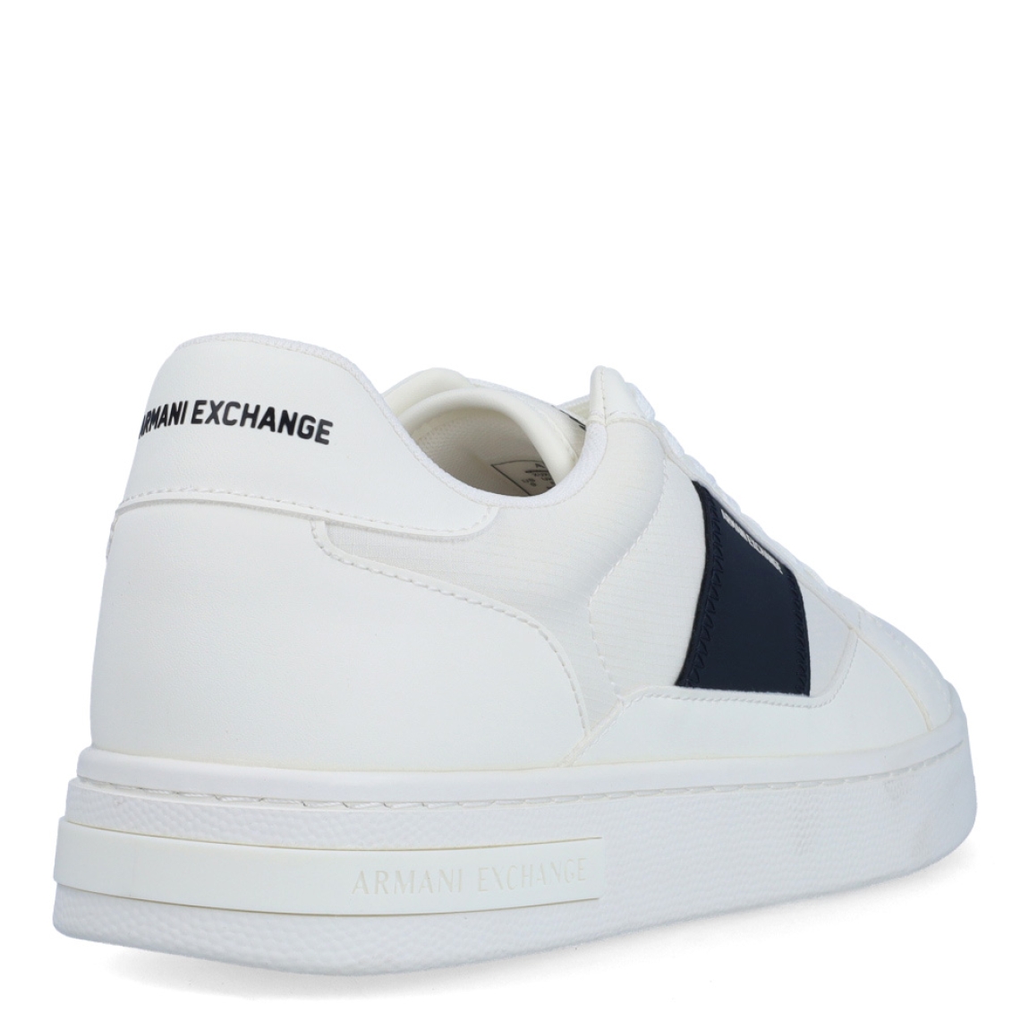 Deportiva de la marca Armani Exchange, modelo XUX2. Exterior de la deportiva piel color blanco. Detalle logotipo lateral en piel de color negro. Interior de la deportiva de textil de color blanco. Cierre de la deportiva con cordones. Deportiva con suela de goma de 2 cm de plataforma. Deportiva con plantilla acolchada. La deportiva XUX2 de Armani Exchange es una deportiva clásica y cómoda, perfecta para el día a día.