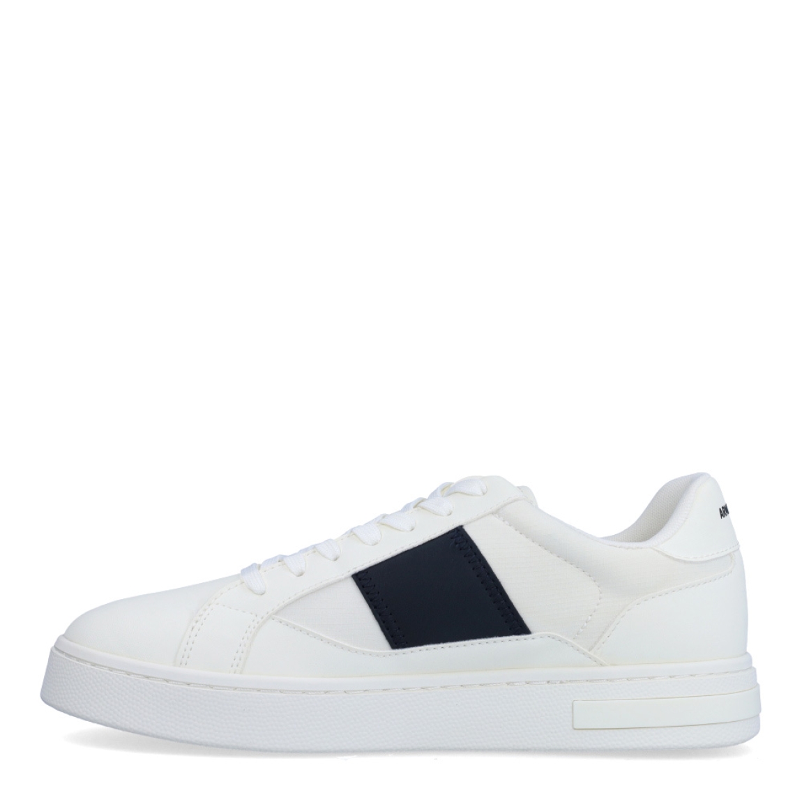Deportiva de la marca Armani Exchange, modelo XUX2. Exterior de la deportiva piel color blanco. Detalle logotipo lateral en piel de color negro. Interior de la deportiva de textil de color blanco. Cierre de la deportiva con cordones. Deportiva con suela de goma de 2 cm de plataforma. Deportiva con plantilla acolchada. La deportiva XUX2 de Armani Exchange es una deportiva clásica y cómoda, perfecta para el día a día.