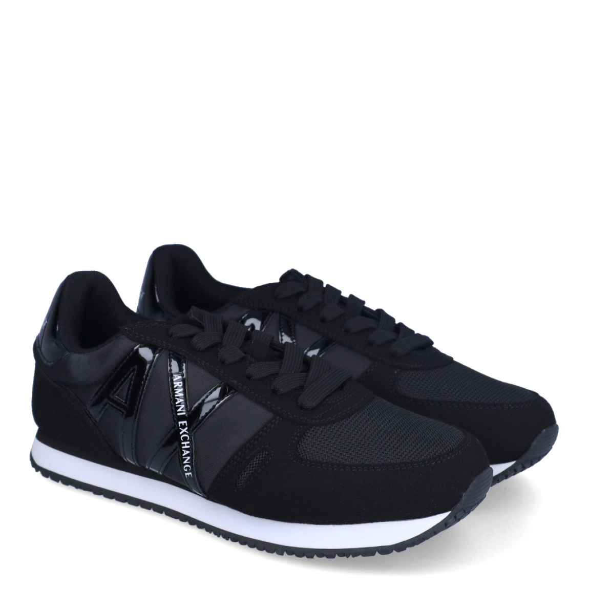 Deportiva de la marca Armani Exchange, modelo XDX0. Exterior de la deportiva en naylon color negro. Detalle logotipo lateral en piel de color blanco. Interior de la deportiva de textil de color negro. Cierre de la deportiva con cordones. Deportiva con suela de goma plana. Deportiva con plantilla acolchada. La deportiva XDX0 de Armani Exchange es una deportiva clásica y cómoda, perfecta para el día a día.