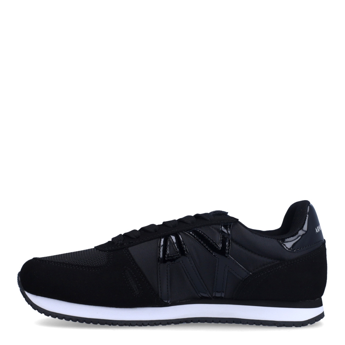 Deportiva de la marca Armani Exchange, modelo XDX0. Exterior de la deportiva en naylon color negro. Detalle logotipo lateral en piel de color blanco. Interior de la deportiva de textil de color negro. Cierre de la deportiva con cordones. Deportiva con suela de goma plana. Deportiva con plantilla acolchada. La deportiva XDX0 de Armani Exchange es una deportiva clásica y cómoda, perfecta para el día a día.