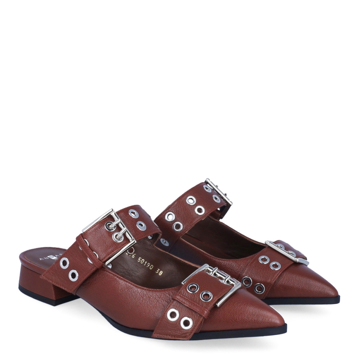 Zuecos de la marca Munné, modelo BROOKLYN. Exterior en piel color marrón con punta lápiz. Interior en piel marrón. Cierre con doble hebilla en pala. Zuecos con tacón de 2cm de altura. Estos zuecos Munné BROOKLYN son una tendencia, ideales para marcar estilo y disfrutar de una comodidad plena!