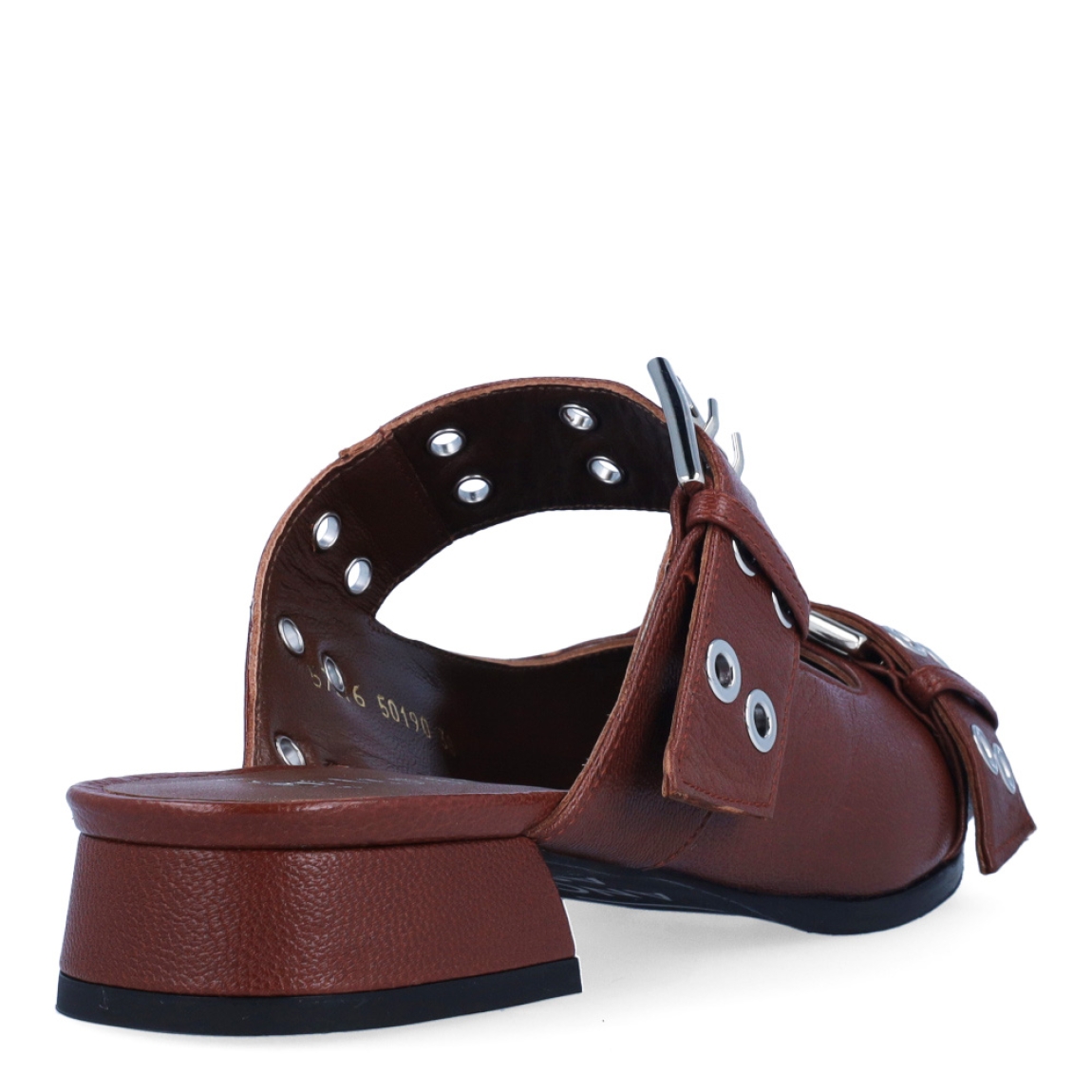 Zuecos de la marca Munné, modelo BROOKLYN. Exterior en piel color marrón con punta lápiz. Interior en piel marrón. Cierre con doble hebilla en pala. Zuecos con tacón de 2cm de altura. Estos zuecos Munné BROOKLYN son una tendencia, ideales para marcar estilo y disfrutar de una comodidad plena!