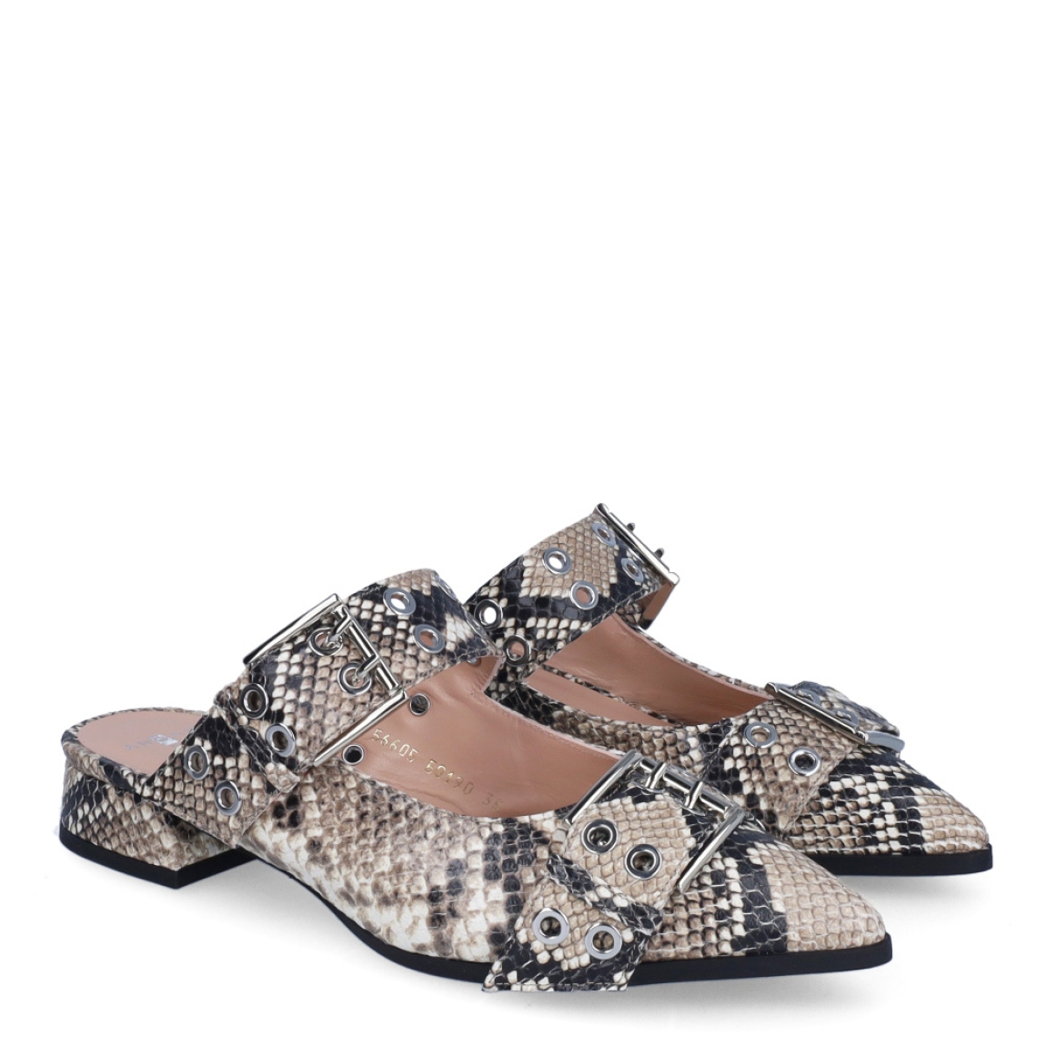 Zuecos de la marca Munné, modelo BROOKLYN. Exterior en piel animal print serpiente con punta lápiz. Interior en piel nude. Cierre con doble hebilla en pala. Zuecos con tacón de 2cm de altura. Estos zuecos Munné BROOKLYN son una tendencia, ideales para marcar estilo y disfrutar de una comodidad plena!