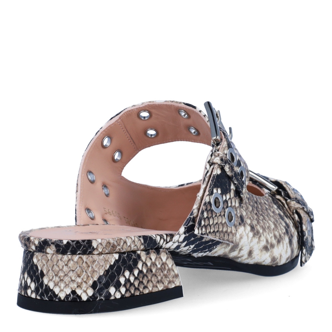 Zuecos de la marca Munné, modelo BROOKLYN. Exterior en piel animal print serpiente con punta lápiz. Interior en piel nude. Cierre con doble hebilla en pala. Zuecos con tacón de 2cm de altura. Estos zuecos Munné BROOKLYN son una tendencia, ideales para marcar estilo y disfrutar de una comodidad plena!