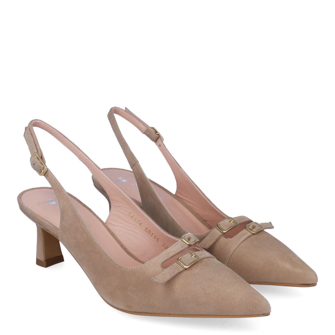 Salones destalonados de la marca Munné, modelo SUSAN. Exterior en ante color taupe con punta de lápiz y detalle de hebilla en pala. Interior en piel color nude. Cierre con hebilla en el tobillo y un tacón de 4cm de altura. Salones detalonados Munné SUSAN son un complemento ideal que mezcla elegancia y cómodidad. Una pieza clave para armar diferentes looks!