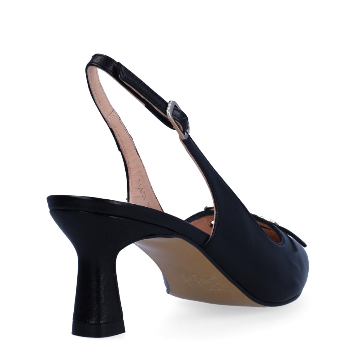 Salones destalonados de la marca Munné, modelo SUSAN. Exterior en piel color negro con punta de lápiz y detalle de hebilla en pala. Interior en piel color nude. Cierre con hebilla en el tobillo y un tacón de 4cm de altura. Salones detalonados Munné SUSAN son un complemento ideal que mezcla elegancia y cómodidad. Una pieza clave para armar diferentes looks!