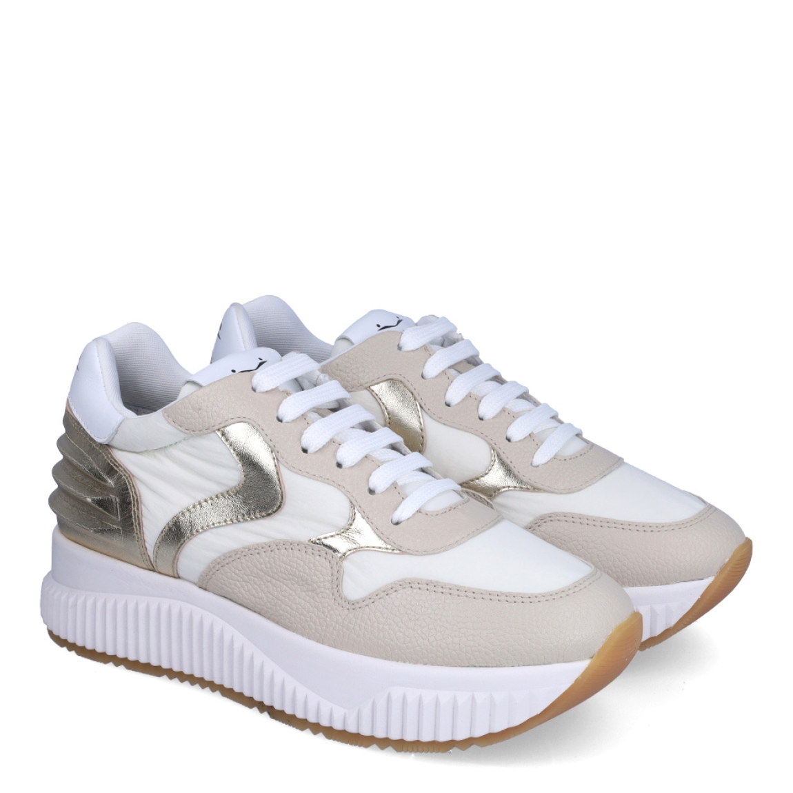 Deportivas de la marca Voile Blanche, modelo LANA. Exterior en piel color beig con detalle en dorado. Interior en piel color blanco. Cierre de las deportivas con cordones y suela con plataforma de 4cm de altura. Estas deportivas Voile Blanche LANA son unas clásicas, ideales para combinar con diferentes looks!