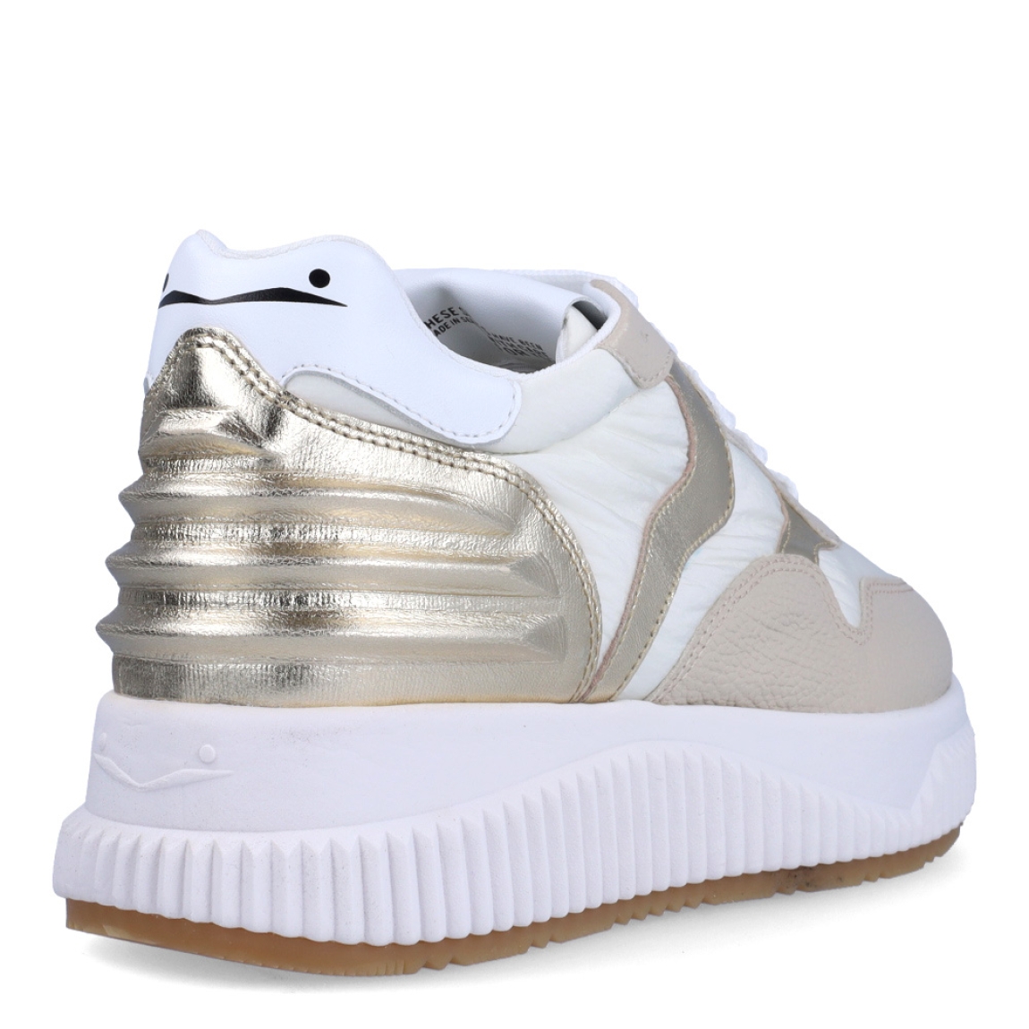 Deportivas de la marca Voile Blanche, modelo LANA. Exterior en piel color beig con detalle en dorado. Interior en piel color blanco. Cierre de las deportivas con cordones y suela con plataforma de 4cm de altura. Estas deportivas Voile Blanche LANA son unas clásicas, ideales para combinar con diferentes looks!
