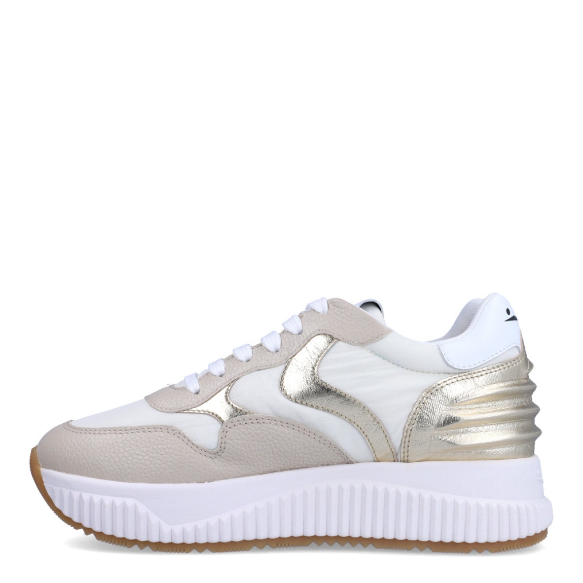 Deportivas de la marca Voile Blanche, modelo LANA. Exterior en piel color beig con detalle en dorado. Interior en piel color blanco. Cierre de las deportivas con cordones y suela con plataforma de 4cm de altura. Estas deportivas Voile Blanche LANA son unas clásicas, ideales para combinar con diferentes looks!