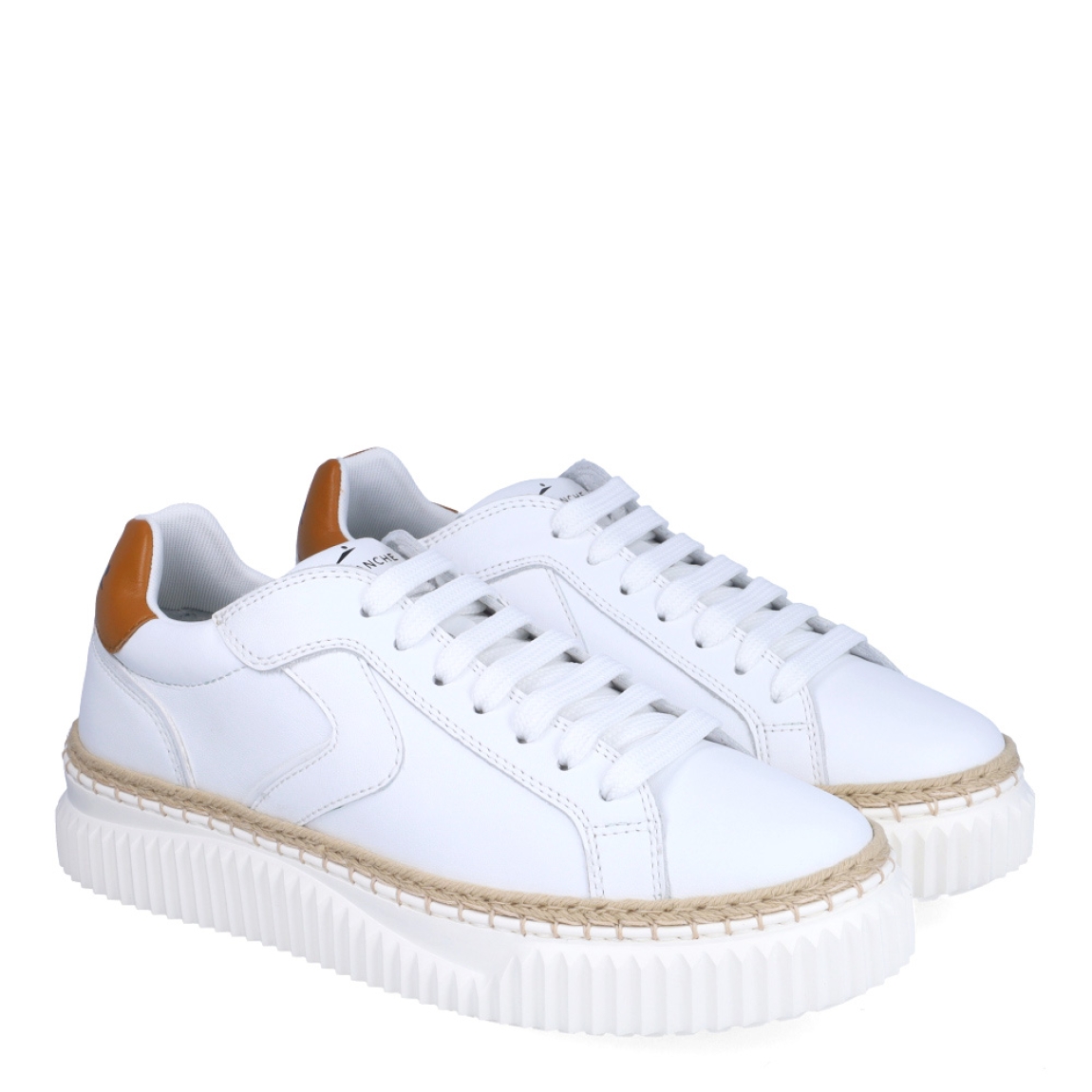 Deportivas de la marca Voile Blanche, modelo LIPARI. Exterior en piel color blanco con detalle en camel en talón. Interior en piel color blanco. Cierre de las deportivas con cordones y suela dentada con plataforma de 3cm de altura. Estas deportivas Voile Blanche LIPARI son unas clásicas, ideales para combinar con diferentes looks!
