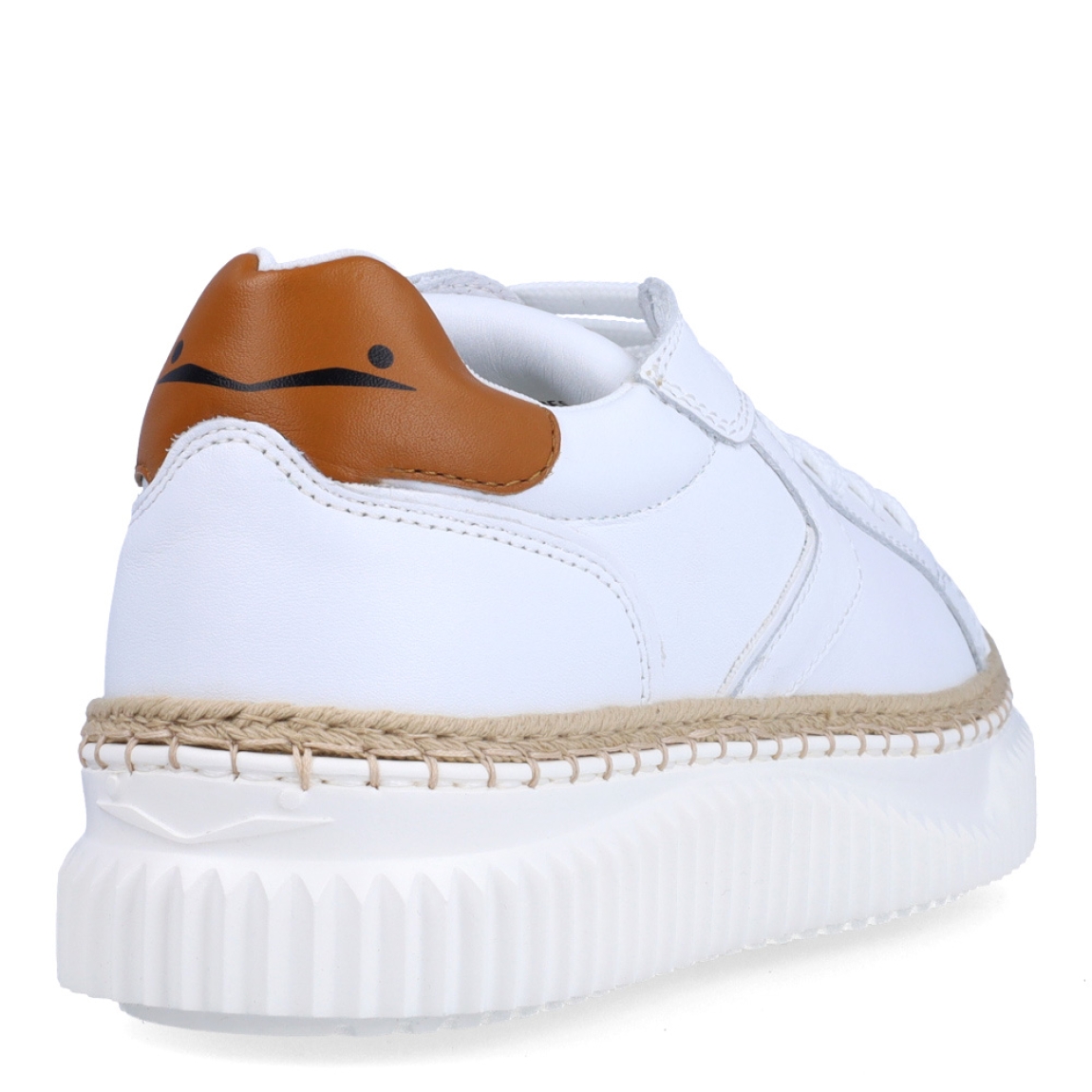 Deportivas de la marca Voile Blanche, modelo LIPARI. Exterior en piel color blanco con detalle en camel en talón. Interior en piel color blanco. Cierre de las deportivas con cordones y suela dentada con plataforma de 3cm de altura. Estas deportivas Voile Blanche LIPARI son unas clásicas, ideales para combinar con diferentes looks!