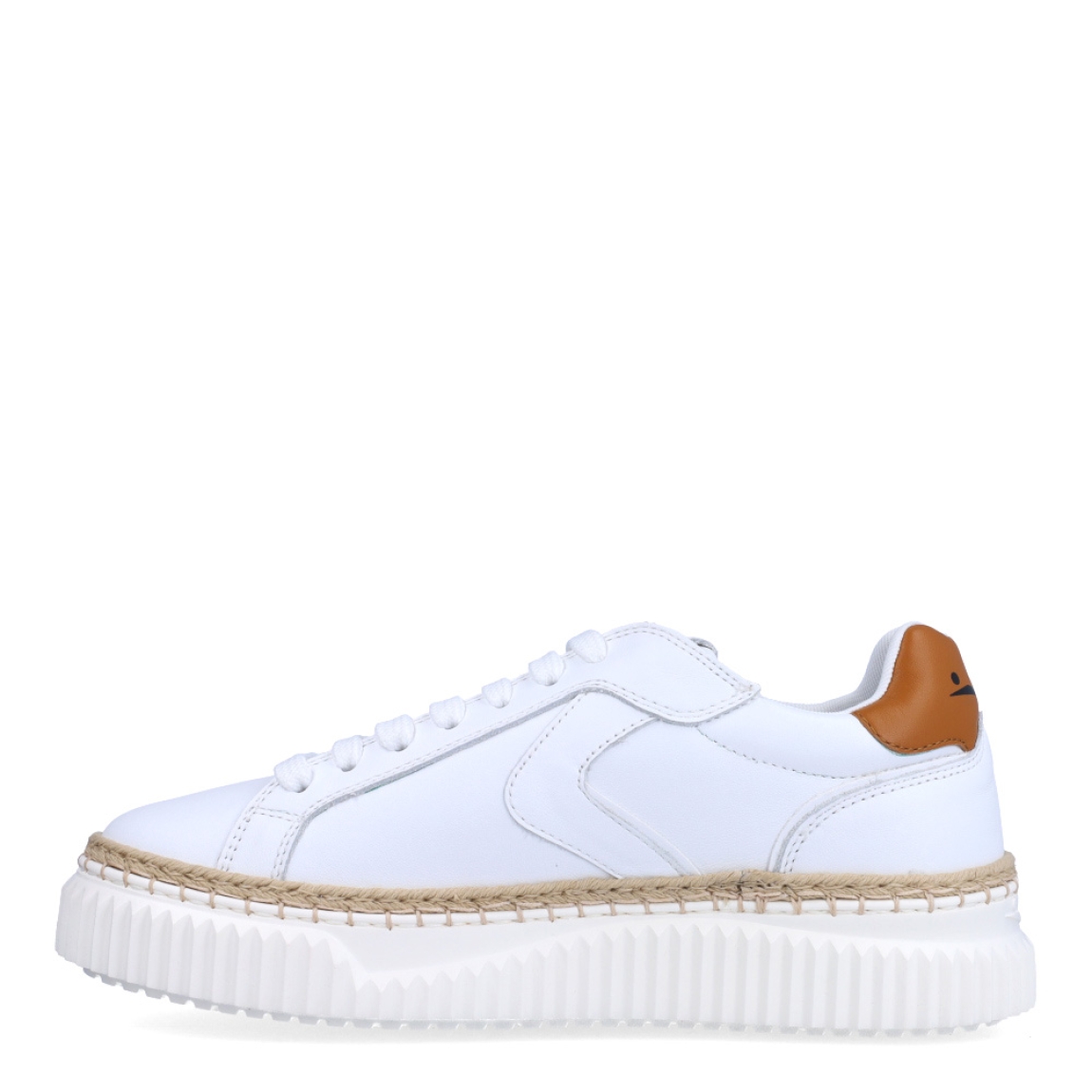 Deportivas de la marca Voile Blanche, modelo LIPARI. Exterior en piel color blanco con detalle en camel en talón. Interior en piel color blanco. Cierre de las deportivas con cordones y suela dentada con plataforma de 3cm de altura. Estas deportivas Voile Blanche LIPARI son unas clásicas, ideales para combinar con diferentes looks!