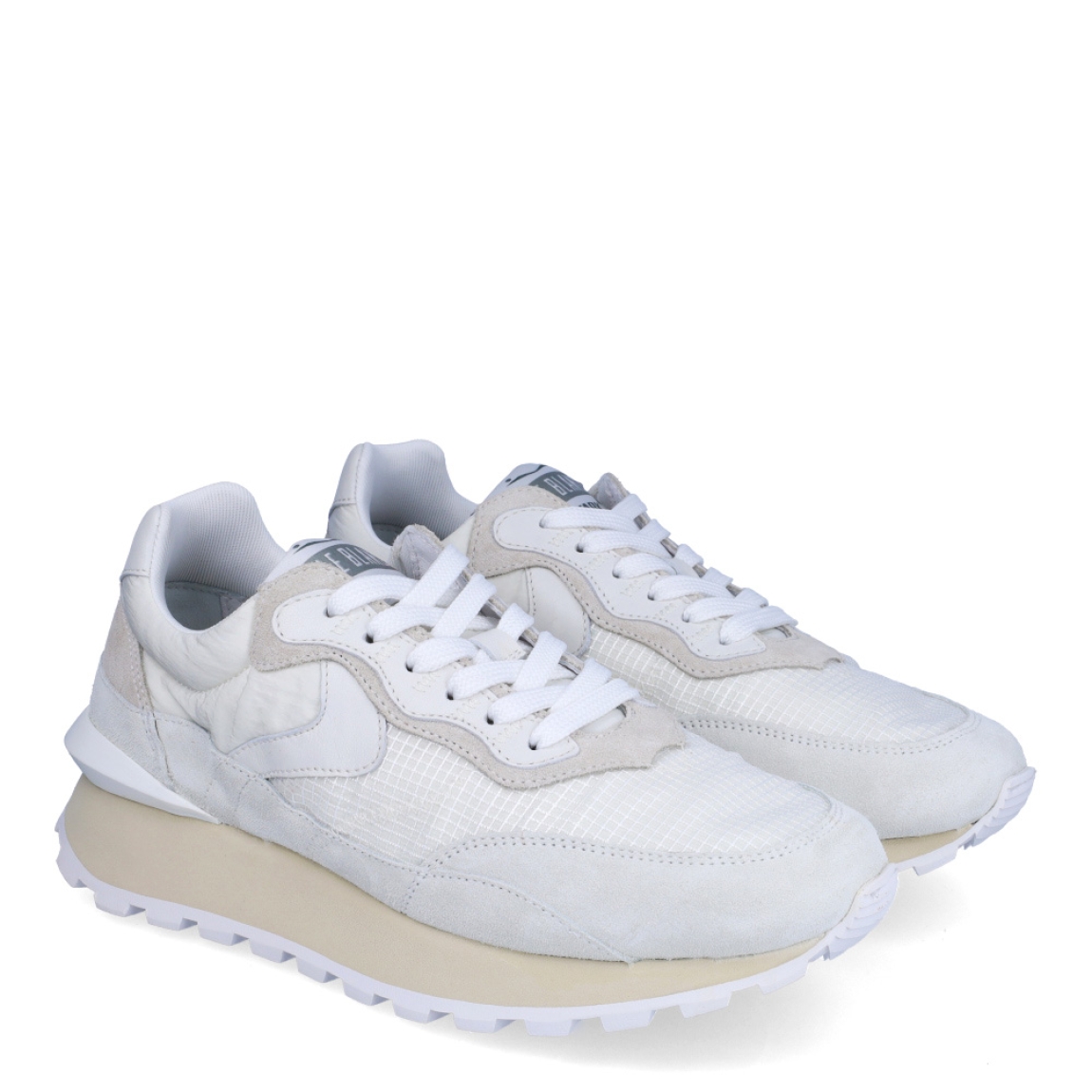 Deportivas de la marca Voile Blanche, modelo QWARK. Exterior de las deportivas en naylon color blanco y detalles en ante. Interior de las deportivas en textil color blanco. Cierre de las deportivas con cordones blancos. Deportivas Voile Blanche con plataforma dentada de 3cm de altura. Estas deportivas Voile Blanche QWARK son unas clásicas en tu armario, te ayudarán a crear diferentes looks con la máxima comodidad!