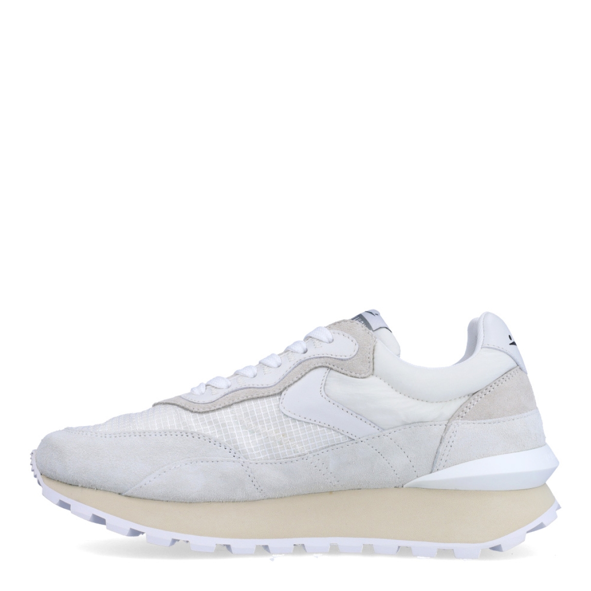 Deportivas de la marca Voile Blanche, modelo QWARK. Exterior de las deportivas en naylon color blanco y detalles en ante. Interior de las deportivas en textil color blanco. Cierre de las deportivas con cordones blancos. Deportivas Voile Blanche con plataforma dentada de 3cm de altura. Estas deportivas Voile Blanche QWARK son unas clásicas en tu armario, te ayudarán a crear diferentes looks con la máxima comodidad!