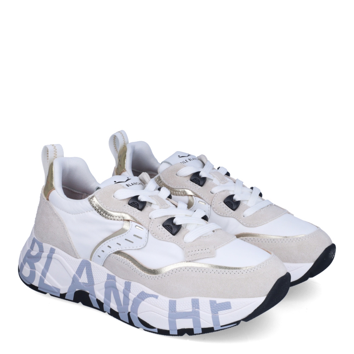 Deportivas de la marca Voile Blanche, modelo CLUB 105. Exterior en naylon color blanco detalle en blanco y dorado. Interior en piel color blanco. Cierre de las deportivas con cordones y suela con estampado de logo de marca con plataforma de 4cm de altura. Estas deportivas Voile Blanche CLUB 105 son unas clásicas, ideales para combinar con diferentes looks!