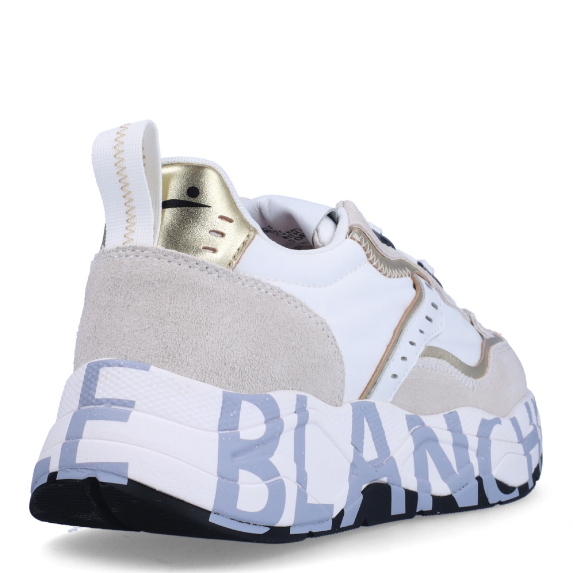 Deportivas de la marca Voile Blanche, modelo CLUB 105. Exterior en naylon color blanco detalle en blanco y dorado. Interior en piel color blanco. Cierre de las deportivas con cordones y suela con estampado de logo de marca con plataforma de 4cm de altura. Estas deportivas Voile Blanche CLUB 105 son unas clásicas, ideales para combinar con diferentes looks!