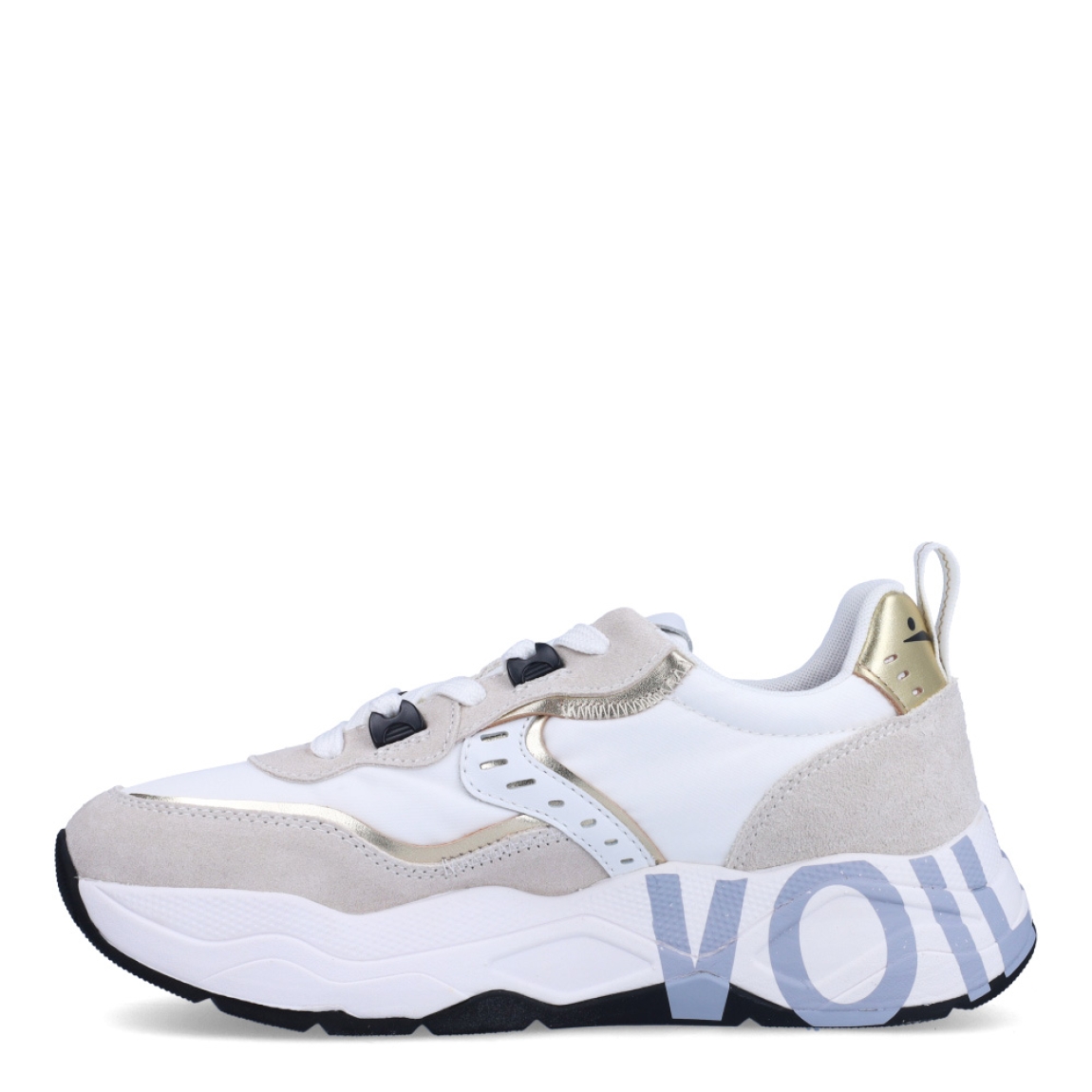 Deportivas de la marca Voile Blanche, modelo CLUB 105. Exterior en naylon color blanco detalle en blanco y dorado. Interior en piel color blanco. Cierre de las deportivas con cordones y suela con estampado de logo de marca con plataforma de 4cm de altura. Estas deportivas Voile Blanche CLUB 105 son unas clásicas, ideales para combinar con diferentes looks!
