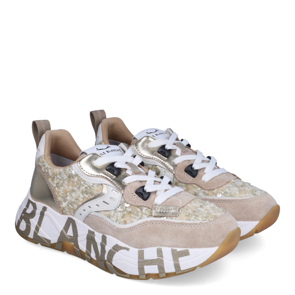 Deportivas de la marca Voile Blanche, modelo CLUB 105. Exterior en ante color beig con detalle en dorado. Interior en piel color blanco. Cierre de las deportivas con cordones y suela con estampado de logo de marca con plataforma de 4cm de altura. Estas deportivas Voile Blanche CLUB 105 son unas clásicas, ideales para combinar con diferentes looks!