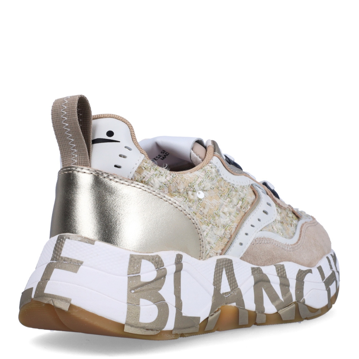 Deportivas de la marca Voile Blanche, modelo CLUB 105. Exterior en ante color beig con detalle en dorado. Interior en piel color blanco. Cierre de las deportivas con cordones y suela con estampado de logo de marca con plataforma de 4cm de altura. Estas deportivas Voile Blanche CLUB 105 son unas clásicas, ideales para combinar con diferentes looks!