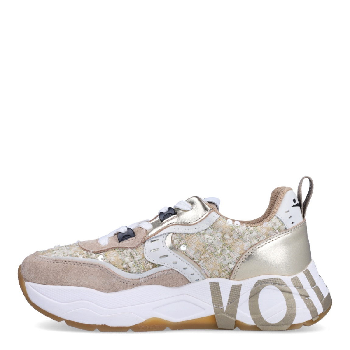 Deportivas de la marca Voile Blanche, modelo CLUB 105. Exterior en ante color beig con detalle en dorado. Interior en piel color blanco. Cierre de las deportivas con cordones y suela con estampado de logo de marca con plataforma de 4cm de altura. Estas deportivas Voile Blanche CLUB 105 son unas clásicas, ideales para combinar con diferentes looks!
