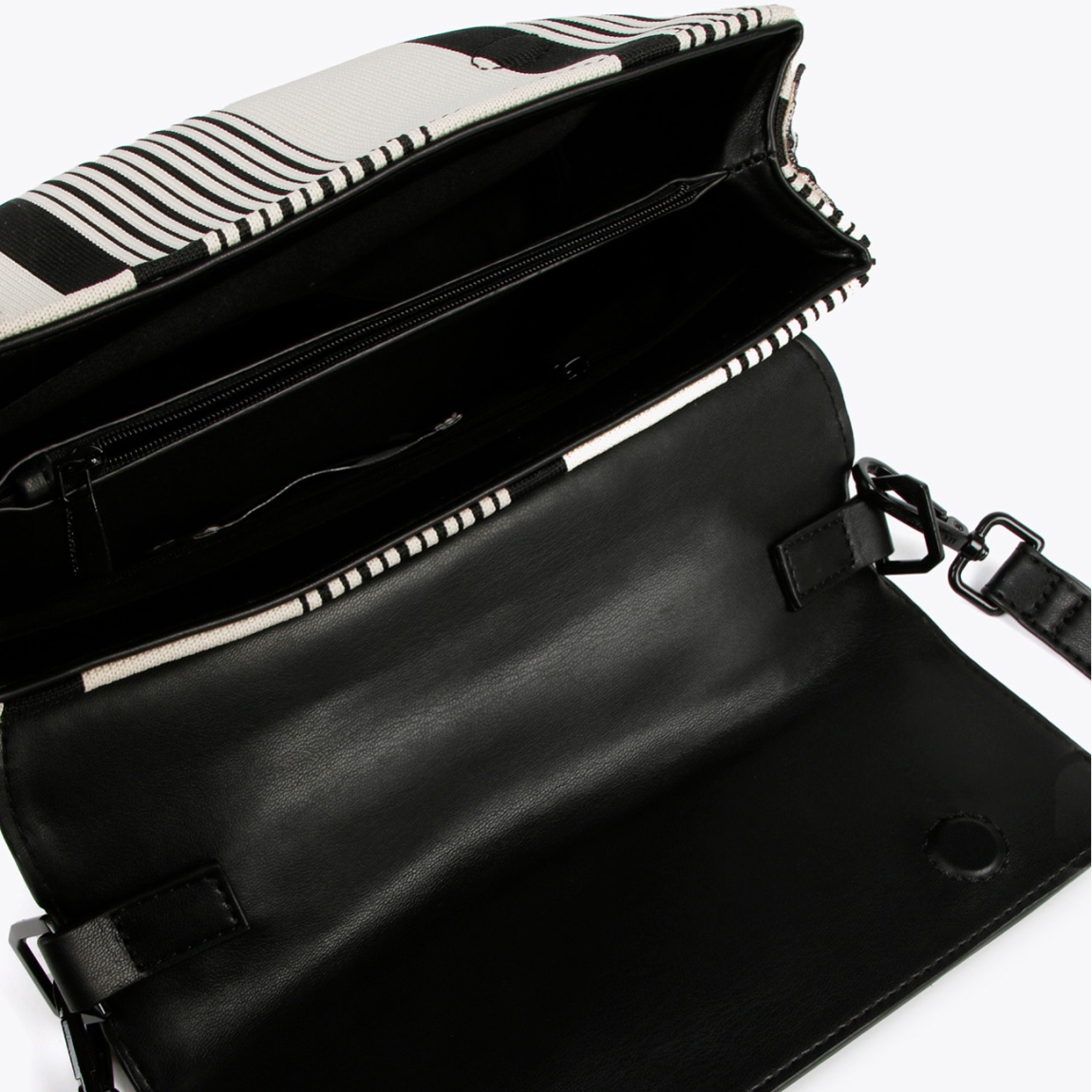 Bolso de la marca Lola Casademunt, modelo INMA. Bolso Bandolera en tejido de lona en rayas crudo y negro. Detalles en efecto piel con solapa. Cierre imantado. Bolso con asa bandolera extraíble y ajustable. Alto 18cm y ancho 24cm. Este bolso Lola Casademunt INMA es un clásico, ideal para crear diferentes looks!