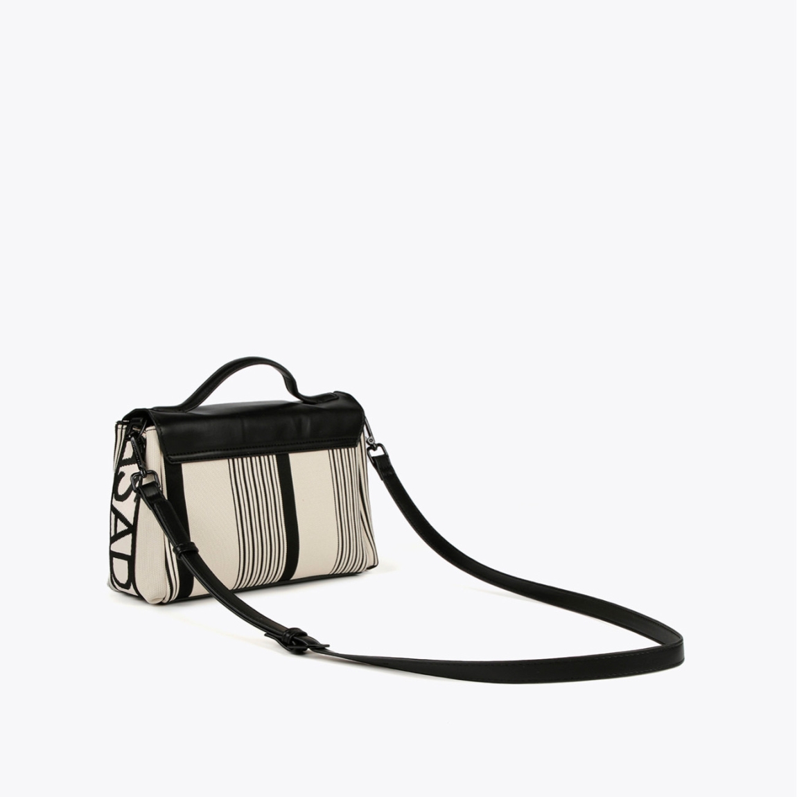 Bolso de la marca Lola Casademunt, modelo INMA. Bolso Bandolera en tejido de lona en rayas crudo y negro. Detalles en efecto piel con solapa. Cierre imantado. Bolso con asa bandolera extraíble y ajustable. Alto 18cm y ancho 24cm. Este bolso Lola Casademunt INMA es un clásico, ideal para crear diferentes looks!