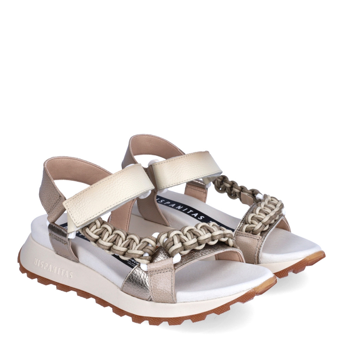 Sandalias de la marca Hispanitas, modelo MAUI. Exterior de las sandalias en piel color taupe con detalle de adorno de maxicadena de eslabones en el empeine. Interior de los mocasines en textil color blanco. Sandalias Hispanitas con cierre de velcro y con cuña de 3cm de altura. Estas sandalias Hispanitas MAUI, son el complemento perfecto para tus looks de temporada, te darán estilo y comodidad sin duda!