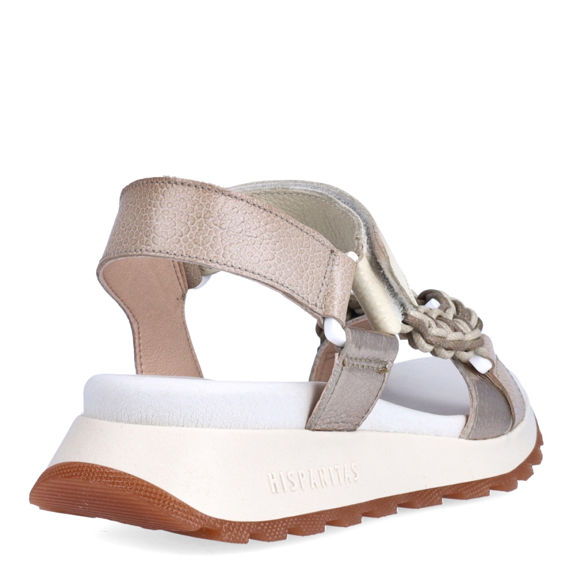 Sandalias de la marca Hispanitas, modelo MAUI. Exterior de las sandalias en piel color taupe con detalle de adorno de maxicadena de eslabones en el empeine. Interior de los mocasines en textil color blanco. Sandalias Hispanitas con cierre de velcro y con cuña de 3cm de altura. Estas sandalias Hispanitas MAUI, son el complemento perfecto para tus looks de temporada, te darán estilo y comodidad sin duda!