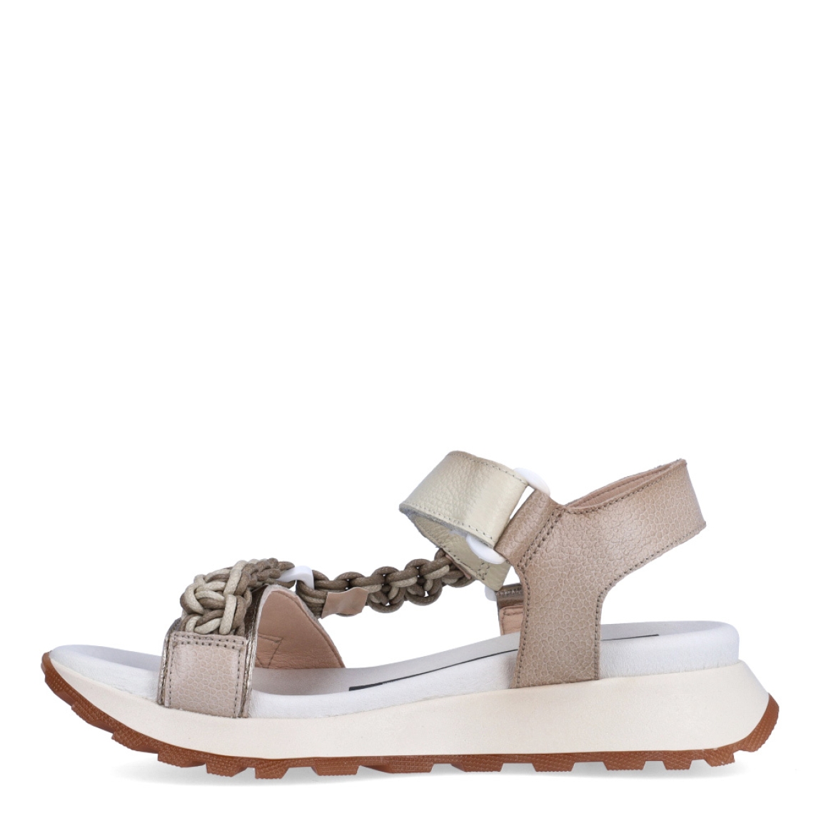Sandalias de la marca Hispanitas, modelo MAUI. Exterior de las sandalias en piel color taupe con detalle de adorno de maxicadena de eslabones en el empeine. Interior de los mocasines en textil color blanco. Sandalias Hispanitas con cierre de velcro y con cuña de 3cm de altura. Estas sandalias Hispanitas MAUI, son el complemento perfecto para tus looks de temporada, te darán estilo y comodidad sin duda!