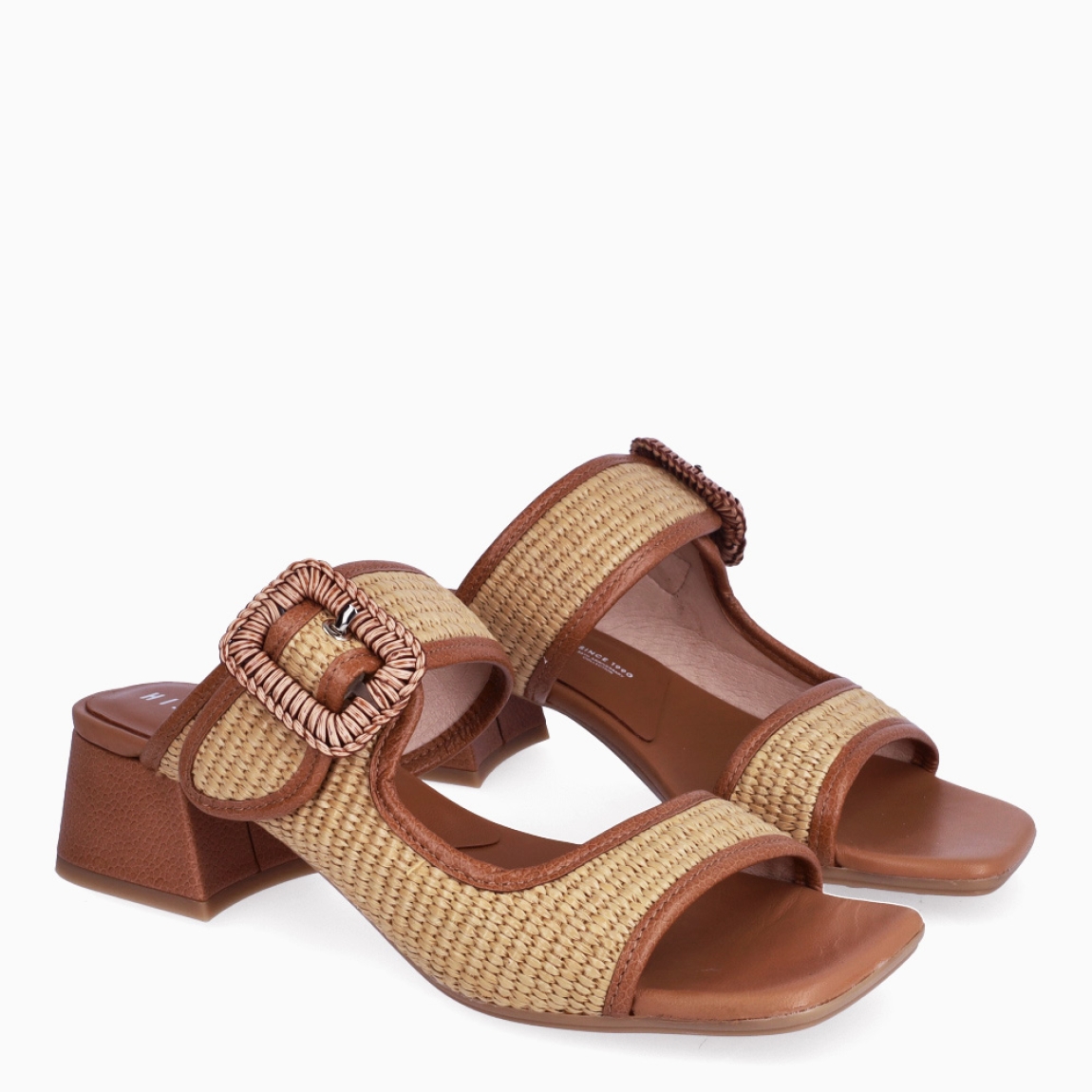 Sandalias de puntera plana de la marca Hispanitas, modelo ANNE. Exterior de las sandalias en rafia color cuero. Interior de los mocasines en textil color camel. Sandalias Hispanitas con cierre de hebilla y tacón de 4cm de altura. Estas sandalias Hispanitas ANNE, son el complemento perfecto para tus looks de temporada, te darán estilo y comodidad sin duda!