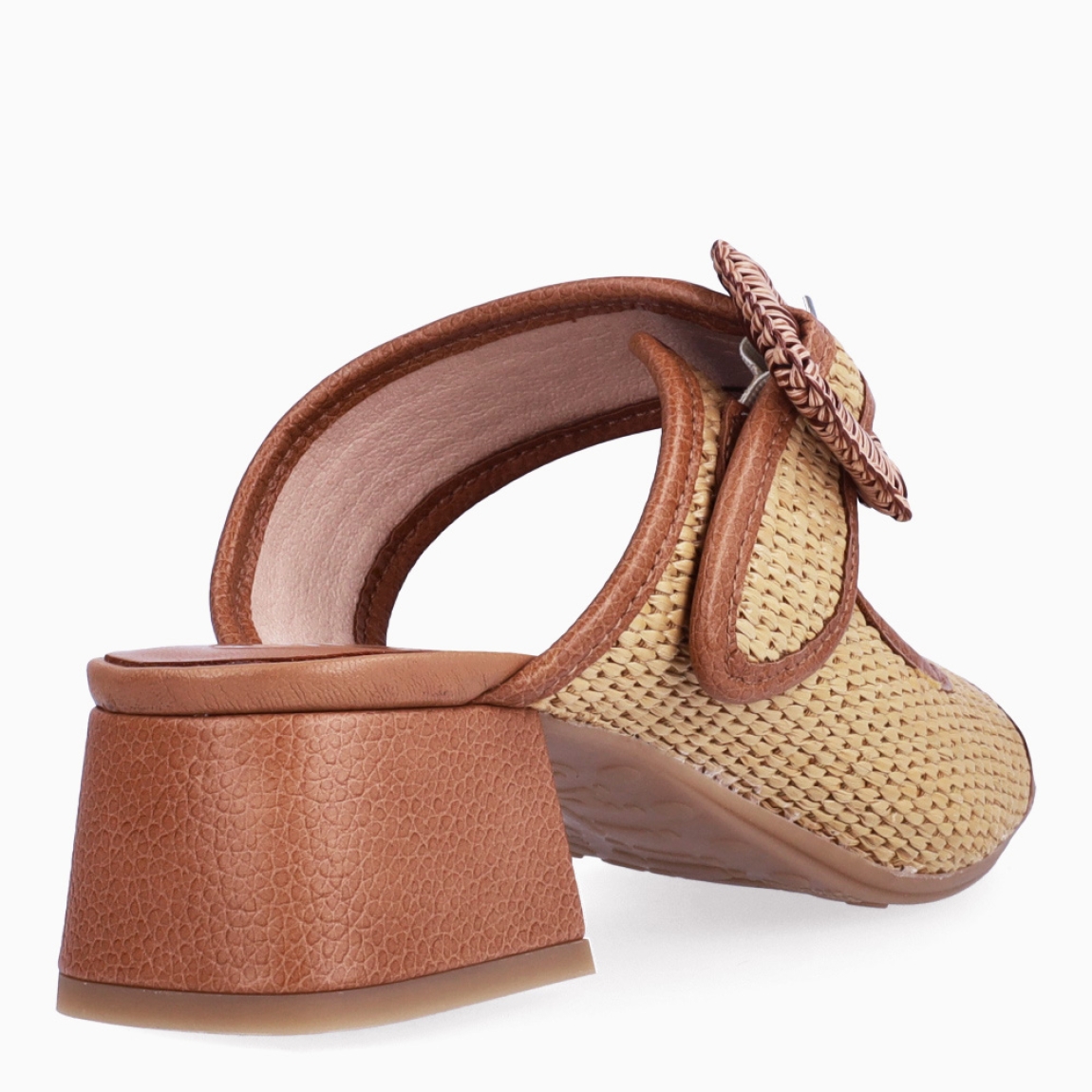 Sandalias de puntera plana de la marca Hispanitas, modelo ANNE. Exterior de las sandalias en rafia color cuero. Interior de los mocasines en textil color camel. Sandalias Hispanitas con cierre de hebilla y tacón de 4cm de altura. Estas sandalias Hispanitas ANNE, son el complemento perfecto para tus looks de temporada, te darán estilo y comodidad sin duda!