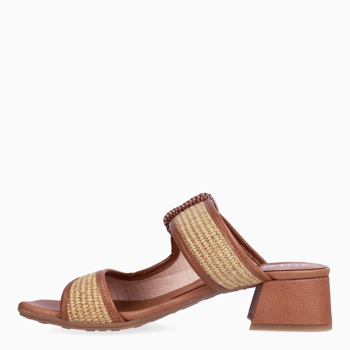 Sandalias de puntera plana de la marca Hispanitas, modelo ANNE. Exterior de las sandalias en rafia color cuero. Interior de los mocasines en textil color camel. Sandalias Hispanitas con cierre de hebilla y tacón de 4cm de altura. Estas sandalias Hispanitas ANNE, son el complemento perfecto para tus looks de temporada, te darán estilo y comodidad sin duda!