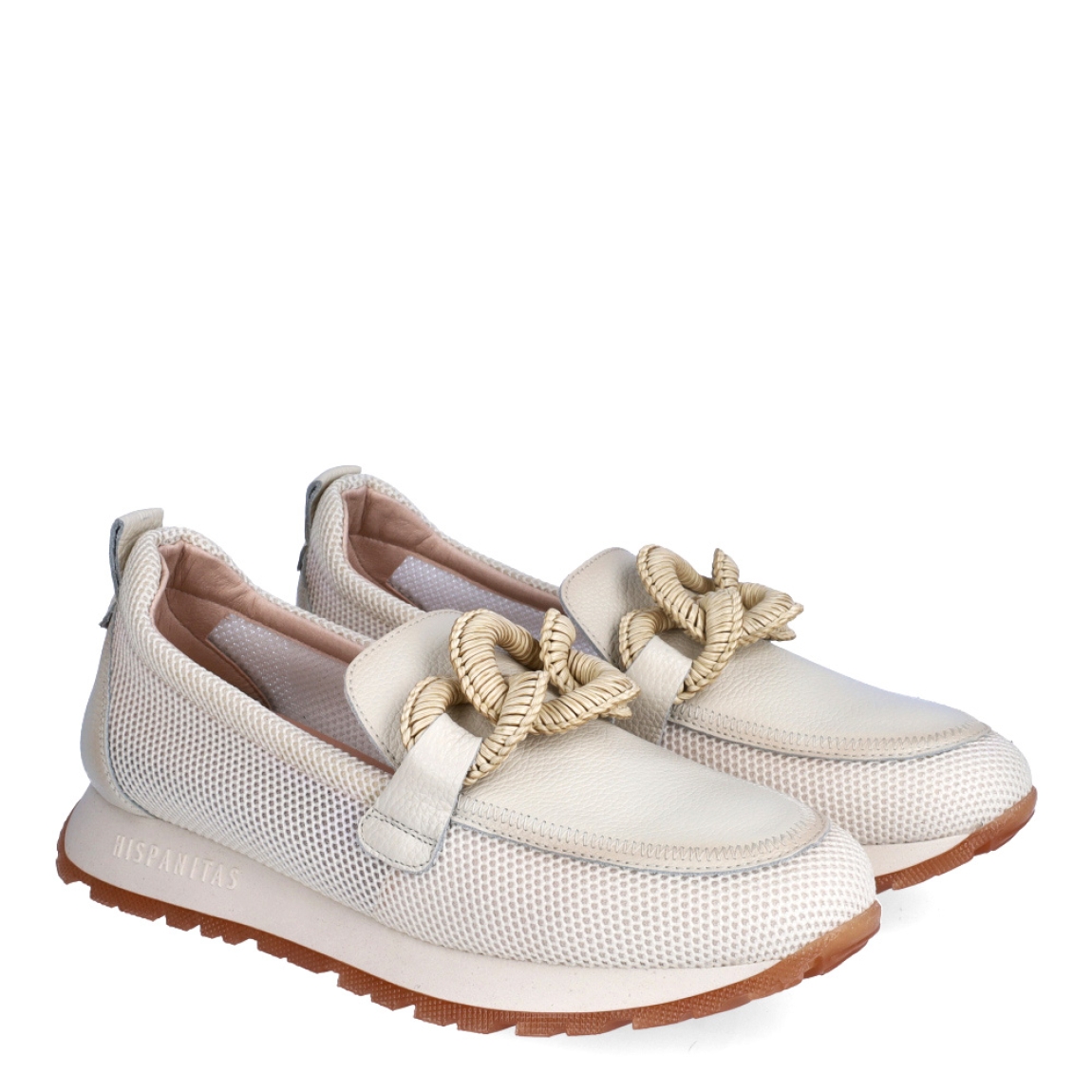 Mocasines de la marca Hispanitas, modelo Illa. Exterior de los mocasines en piel color beig con detalle en efecto rejilla y adorno de maxicadena de eslabones en el empeine. Interior de los mocasines en textil color nude. Mocasines Hispanitas con cuña de 2cm de altura. Estos mocasines Hispanitas Illa, son el complemento perfecto para tus looks de temporada, te darán estilo y comodidad sin duda!