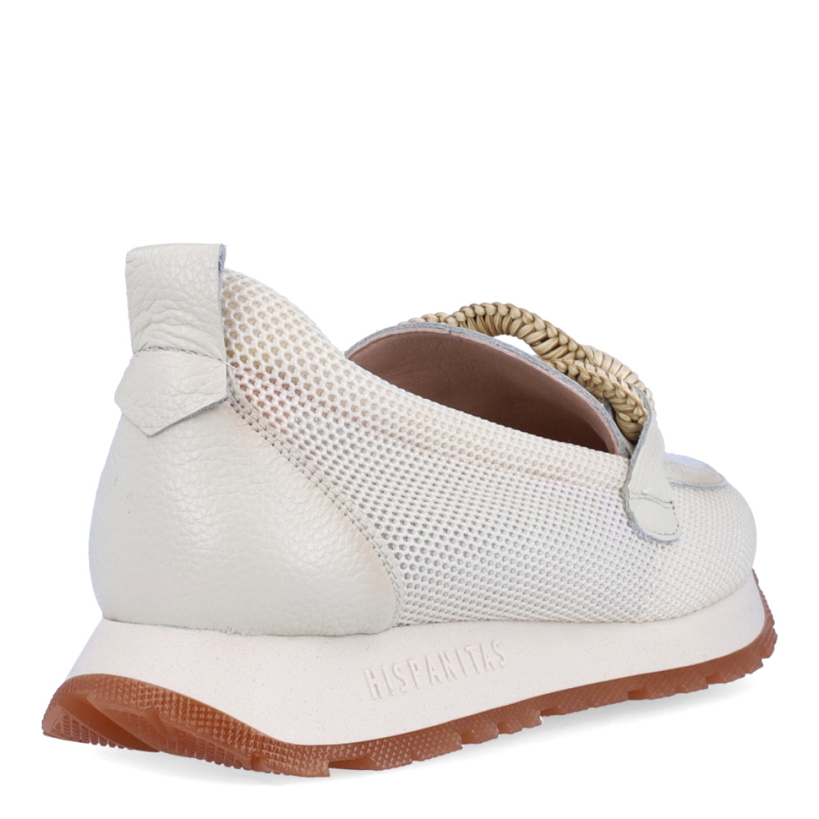 Mocasines de la marca Hispanitas, modelo Illa. Exterior de los mocasines en piel color beig con detalle en efecto rejilla y adorno de maxicadena de eslabones en el empeine. Interior de los mocasines en textil color nude. Mocasines Hispanitas con cuña de 2cm de altura. Estos mocasines Hispanitas Illa, son el complemento perfecto para tus looks de temporada, te darán estilo y comodidad sin duda!