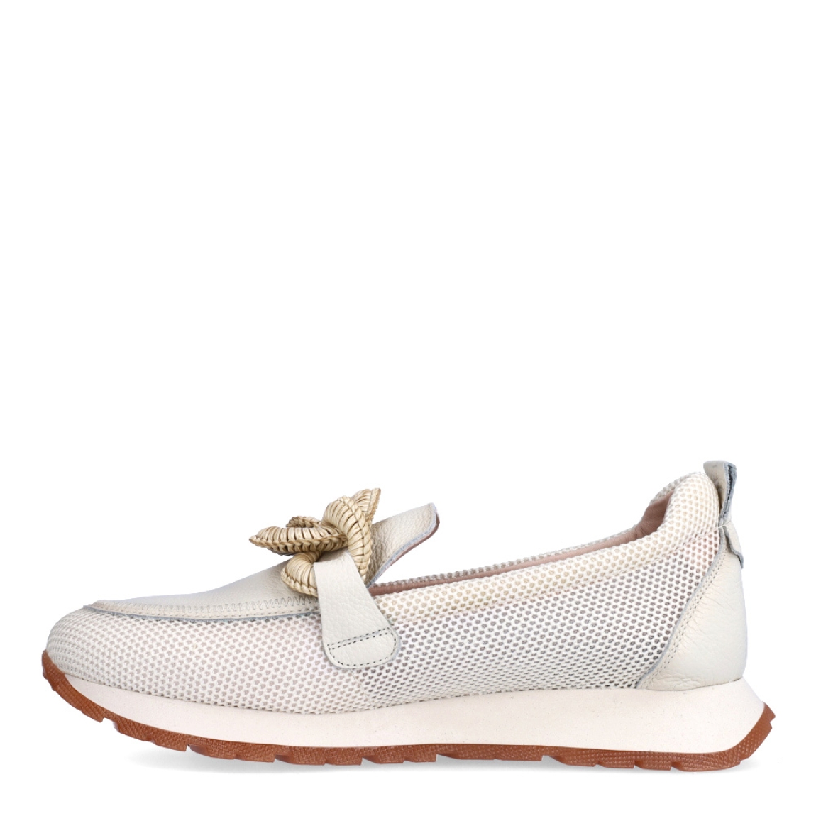 Mocasines de la marca Hispanitas, modelo Illa. Exterior de los mocasines en piel color beig con detalle en efecto rejilla y adorno de maxicadena de eslabones en el empeine. Interior de los mocasines en textil color nude. Mocasines Hispanitas con cuña de 2cm de altura. Estos mocasines Hispanitas Illa, son el complemento perfecto para tus looks de temporada, te darán estilo y comodidad sin duda!
