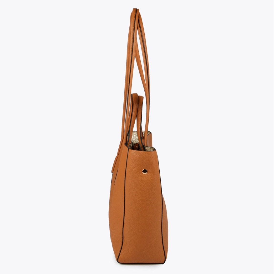 Bolso shopper de la marca Lola Casademunt, modelo KERENT. Exterior en piel color camel con interior en material glitter dorado. Contiene distintos compartimentos interiores y bolsillos con cremallera. Contiene asa bandolera ajustable. Cierre imantado. ALTO: 28 cm - LARGO: 45 cm - ANCHO: 12 cm / BANDOLERA: 28 cm. Este bolso Lola Casademunt KERENT es el complemento ideal para llevar todos tus esenciales en tu día a día!