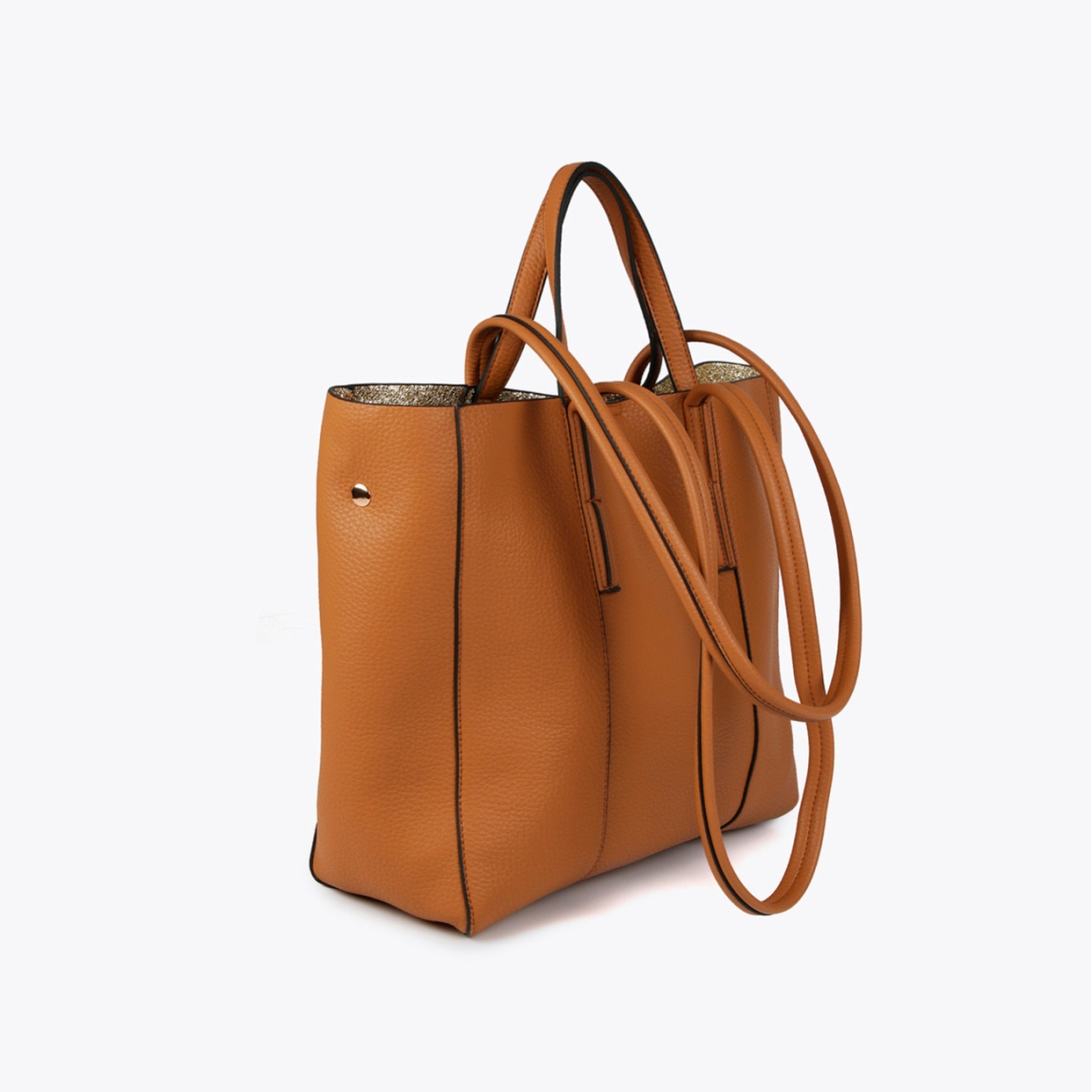 Bolso shopper de la marca Lola Casademunt, modelo KERENT. Exterior en piel color camel con interior en material glitter dorado. Contiene distintos compartimentos interiores y bolsillos con cremallera. Contiene asa bandolera ajustable. Cierre imantado. ALTO: 28 cm - LARGO: 45 cm - ANCHO: 12 cm / BANDOLERA: 28 cm. Este bolso Lola Casademunt KERENT es el complemento ideal para llevar todos tus esenciales en tu día a día!