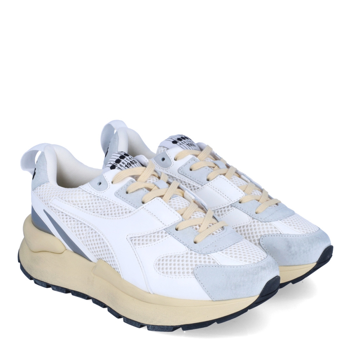 Deportivas de la marca Diadora, modelo MERCURY ELITE. Exterior en piel efecto rejilla color blanco con detalles en beig. Interior en textil color blanco, con plantilla acolchada y extraíble para máxima comodidad. Cierre con cordones de color beig. Suela de goma con cuña de 4cm de altura. Estas deportivas MERCURY ELITE son unas clásicas ideales para llevar en tu día a día.