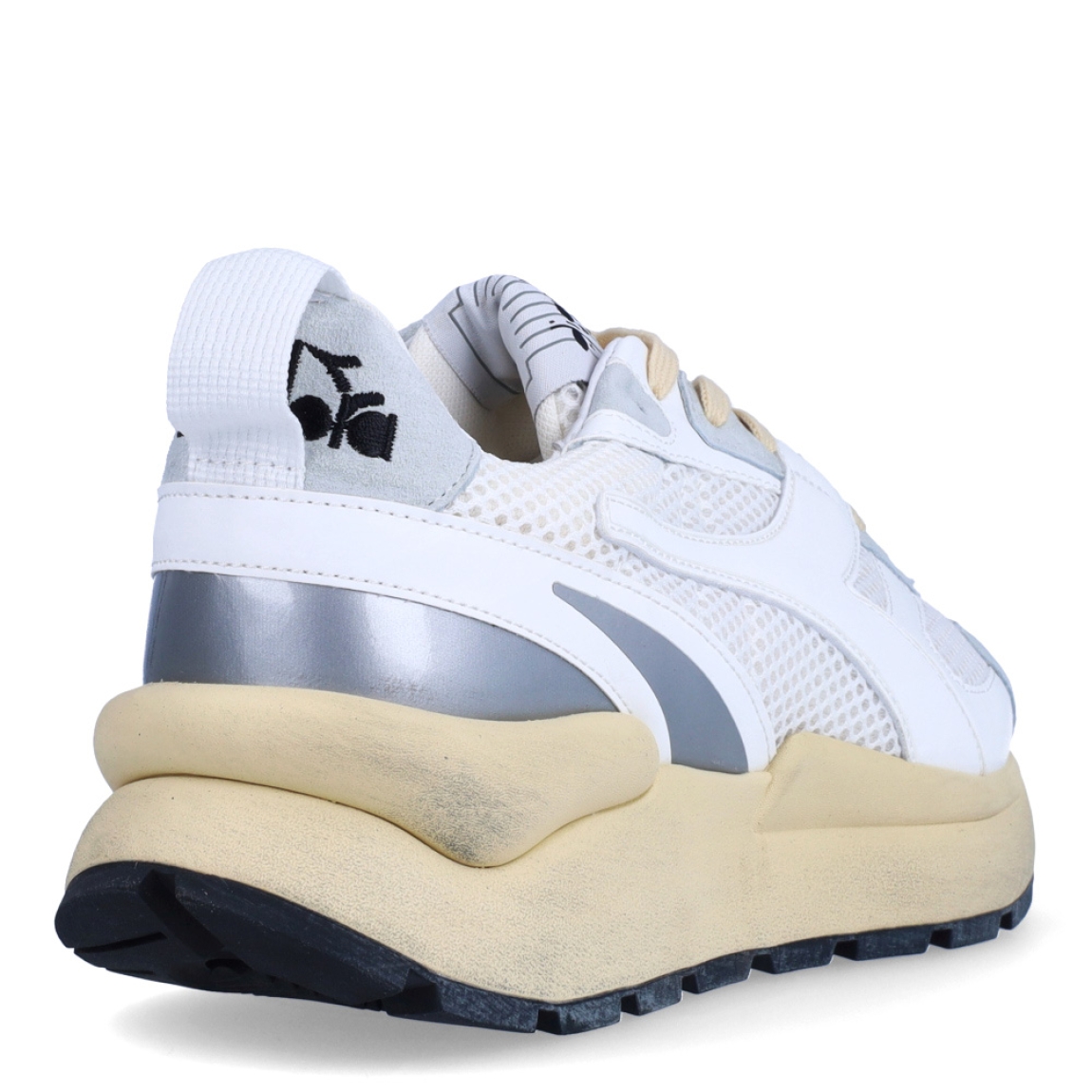 Deportivas de la marca Diadora, modelo MERCURY ELITE. Exterior en piel efecto rejilla color blanco con detalles en beig. Interior en textil color blanco, con plantilla acolchada y extraíble para máxima comodidad. Cierre con cordones de color beig. Suela de goma con cuña de 4cm de altura. Estas deportivas MERCURY ELITE son unas clásicas ideales para llevar en tu día a día.