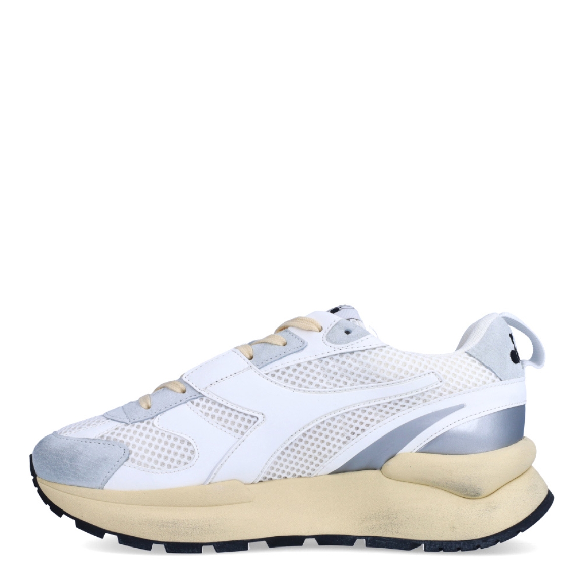 Deportivas de la marca Diadora, modelo MERCURY ELITE. Exterior en piel efecto rejilla color blanco con detalles en beig. Interior en textil color blanco, con plantilla acolchada y extraíble para máxima comodidad. Cierre con cordones de color beig. Suela de goma con cuña de 4cm de altura. Estas deportivas MERCURY ELITE son unas clásicas ideales para llevar en tu día a día.