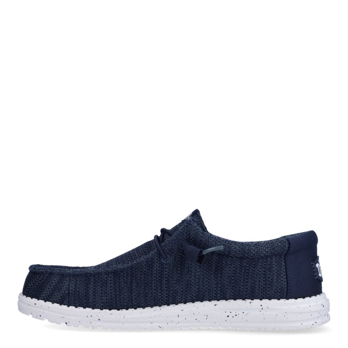 Náuticos de la marca Hey Dude, modelo WALLY STRECH. Exterior de los náuticos en tela color azul. Interior de los náuticos en tela color azul y plantilla acolchada y extraíble. Cierre de los náuticos Hey Dude con cordones elásticos y suela plana de goma. Estos náuticos Hey Dude WALLY STRECH, son el complemento perfecto para esta temporada, los podrás lucir con la máxima comodidad posible.
